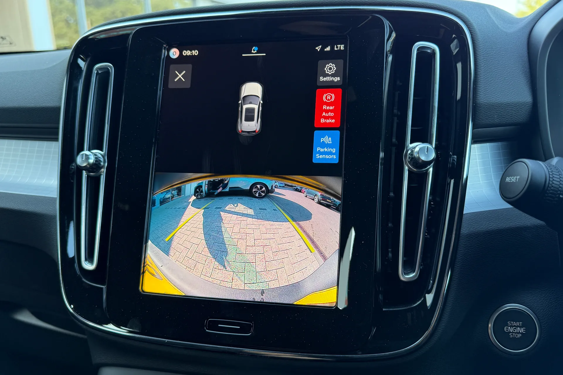 Volvo XC40 thumbnail image number 4