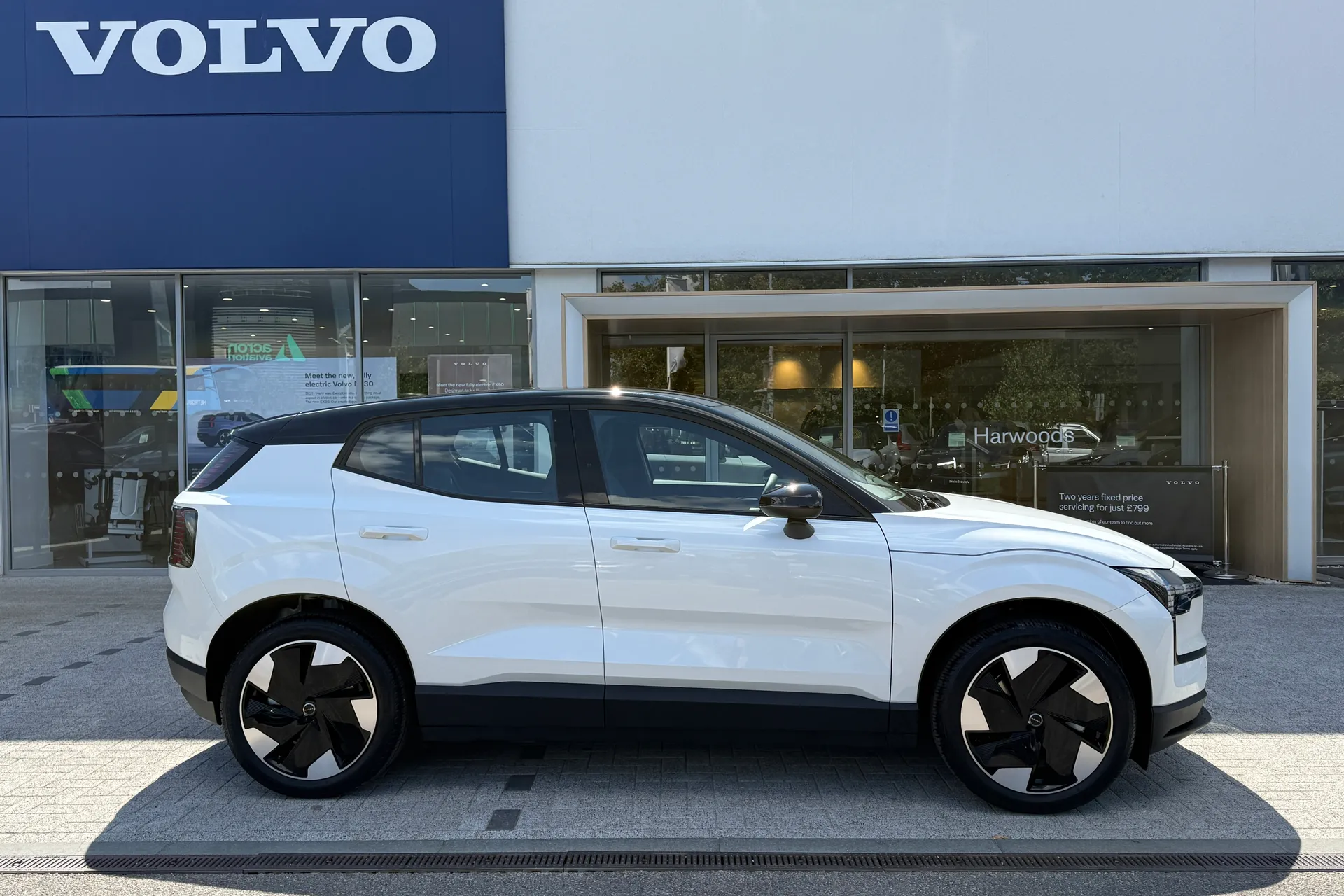 Volvo EX30 thumbnail image number 2