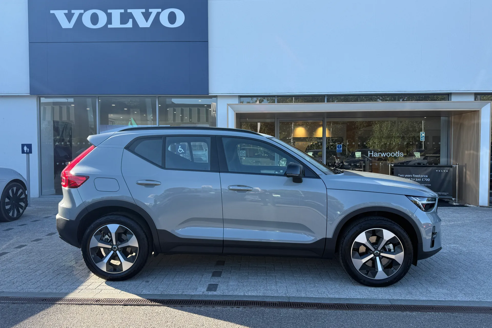 Volvo XC40 thumbnail image number 2