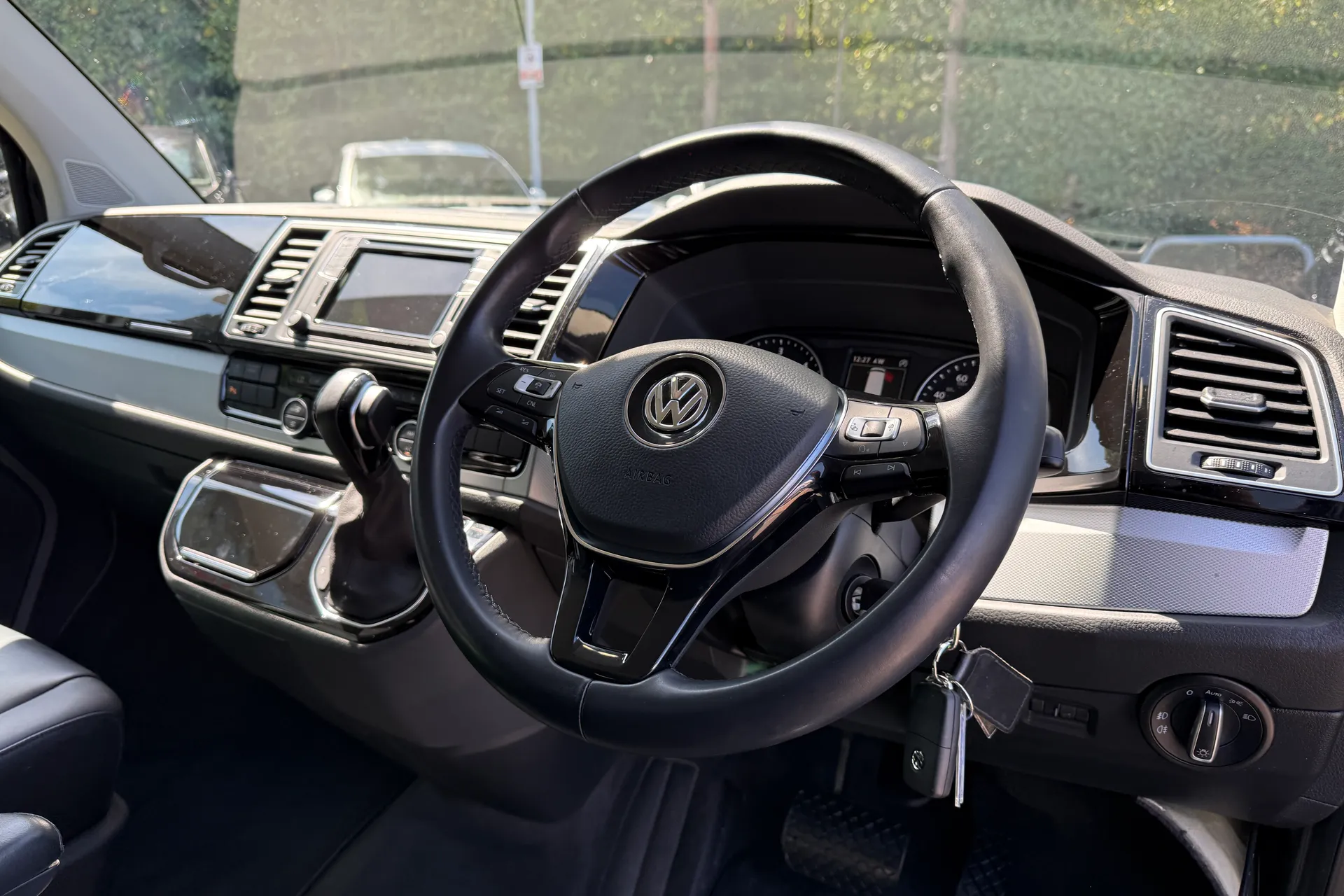 VOLKSWAGEN CARAVELLE thumbnail image number 21