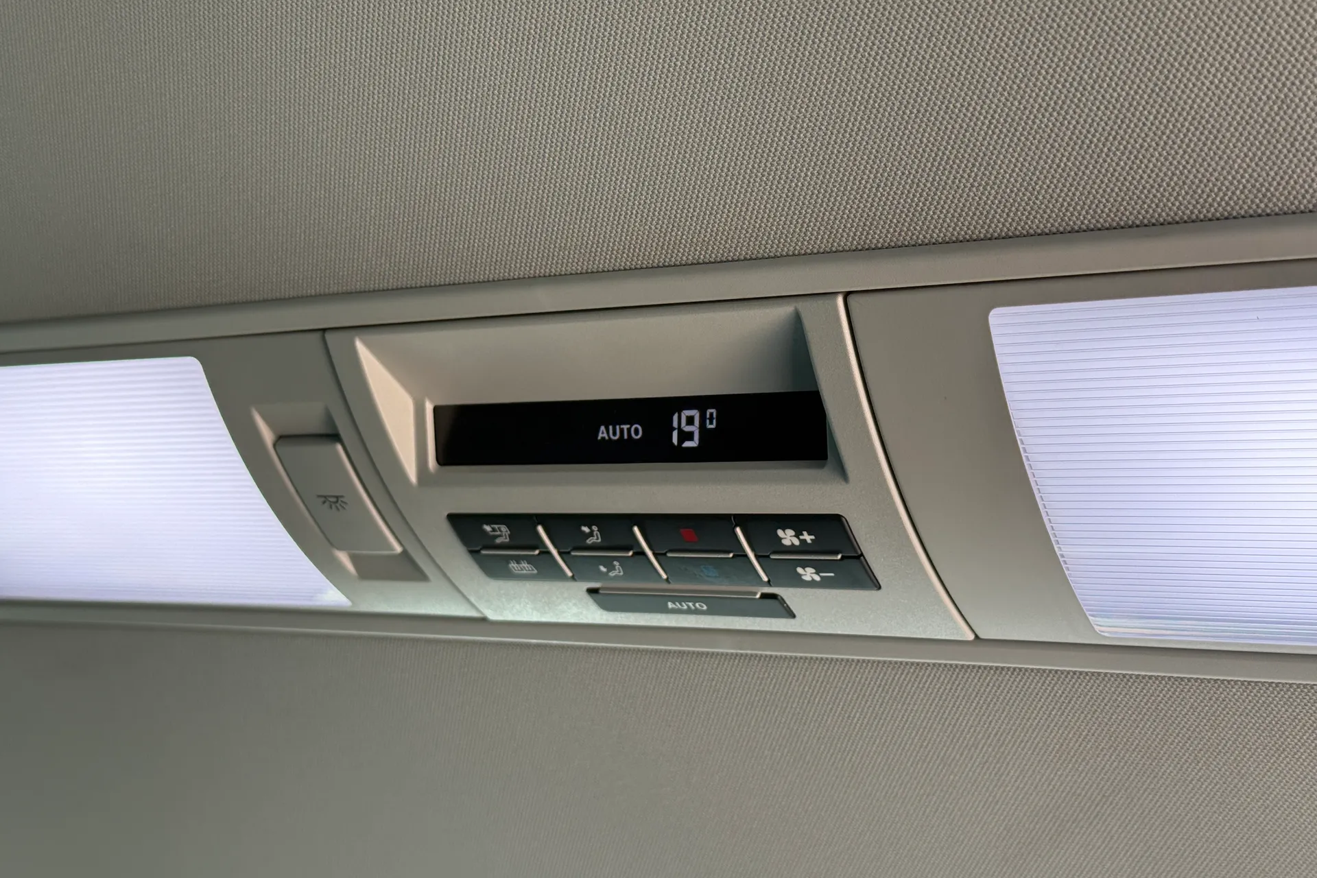 VOLKSWAGEN CARAVELLE thumbnail image number 31