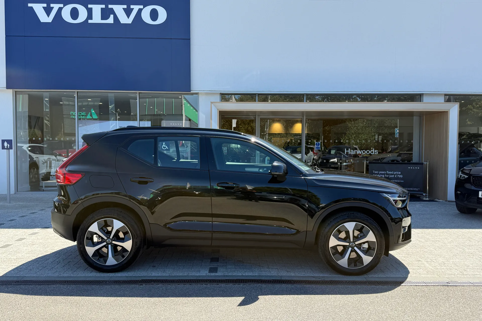 Volvo XC40 thumbnail image number 2