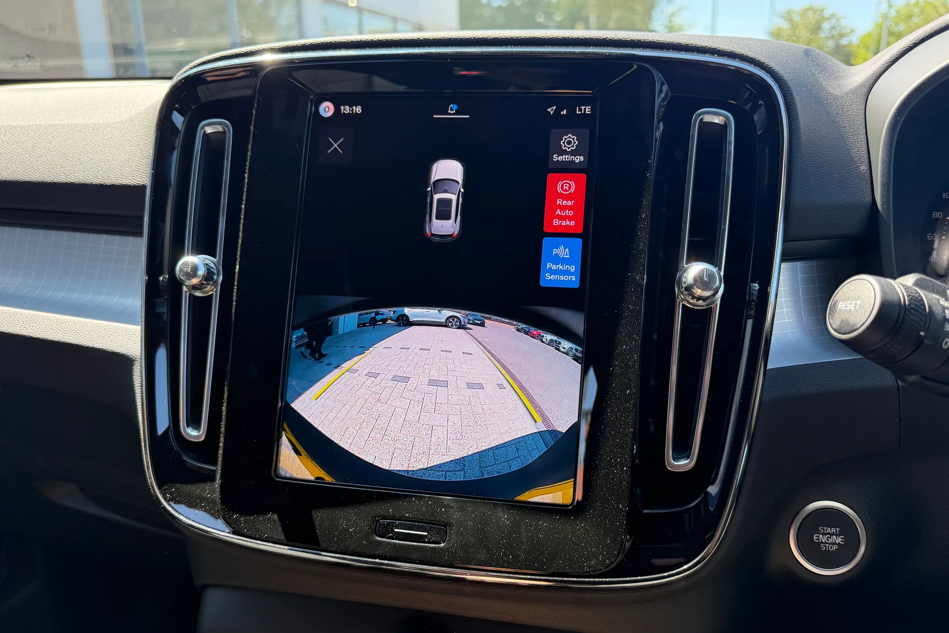 Volvo XC40 thumbnail image number 4