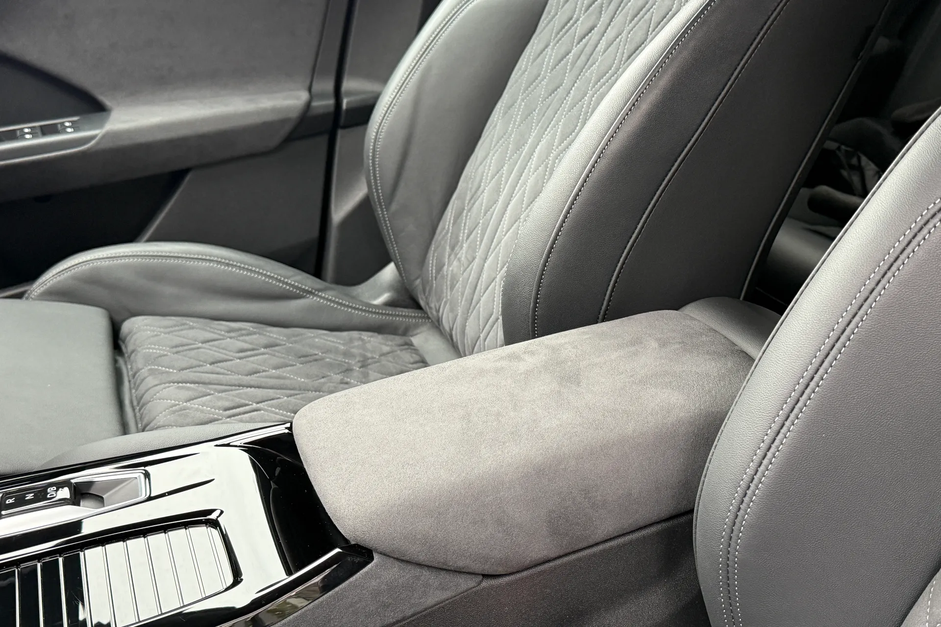 Audi Q6 thumbnail image number 37