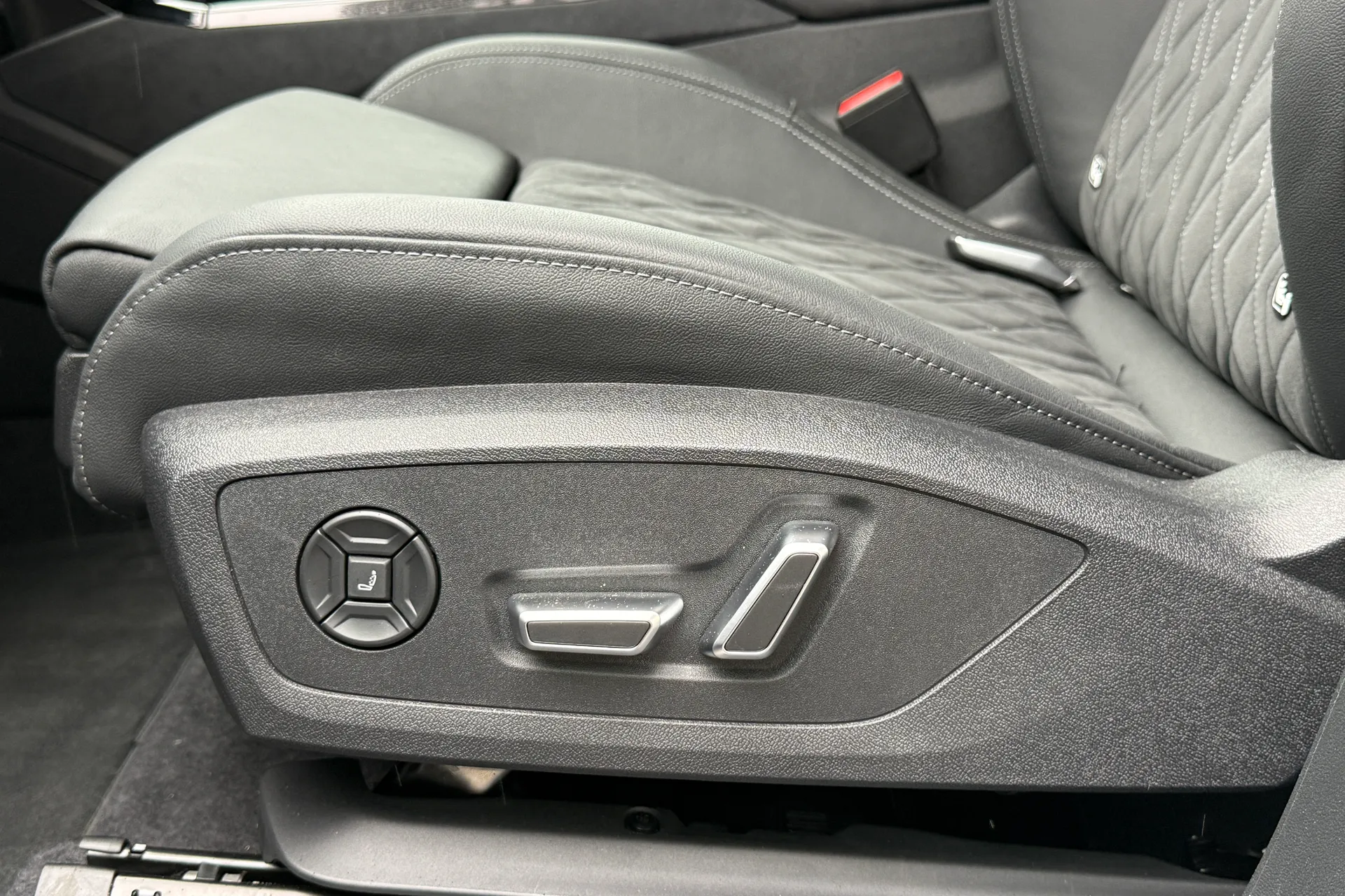Audi Q6 thumbnail image number 38