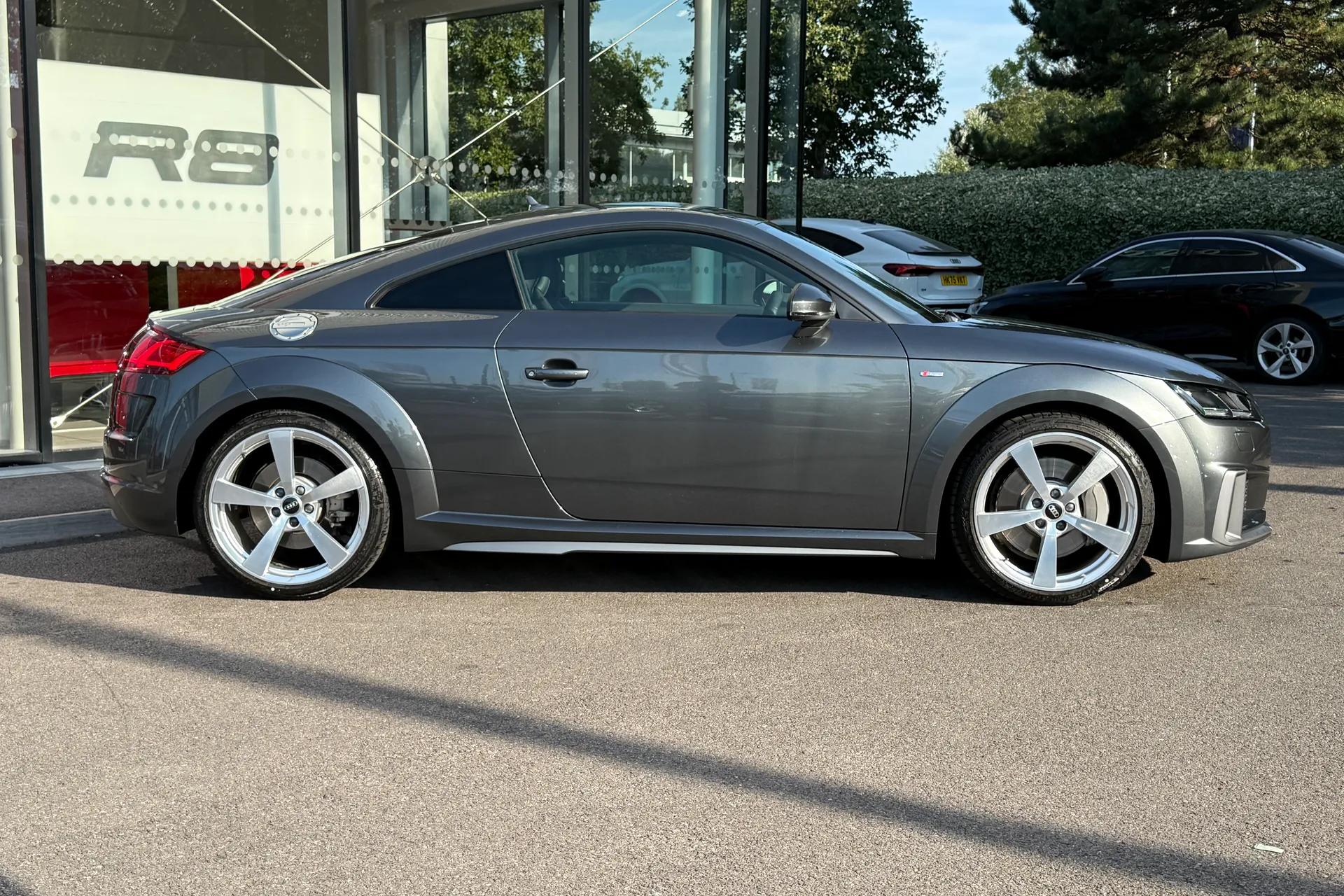Audi TT thumbnail image number 2