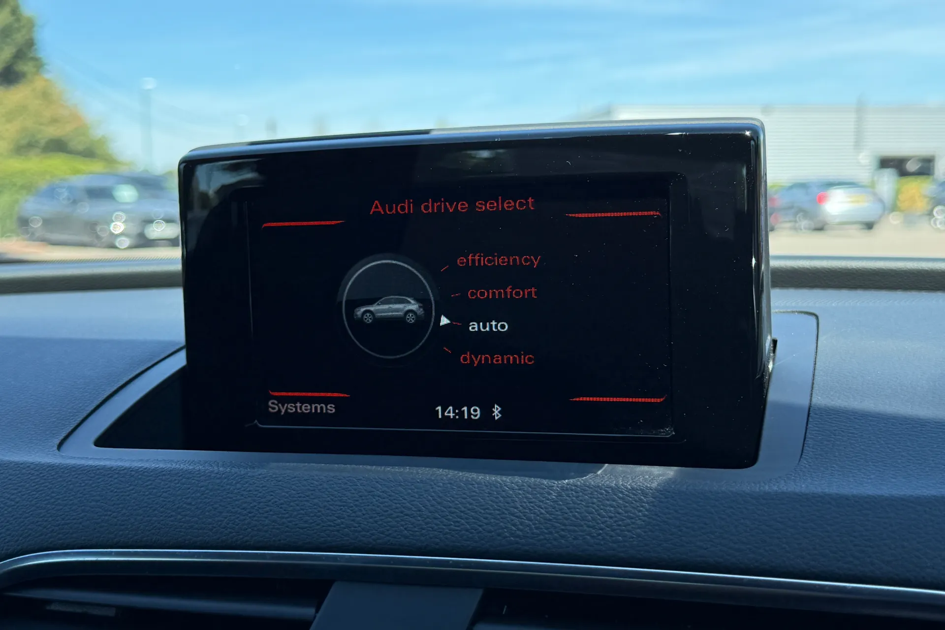 Audi Q3 thumbnail image number 9