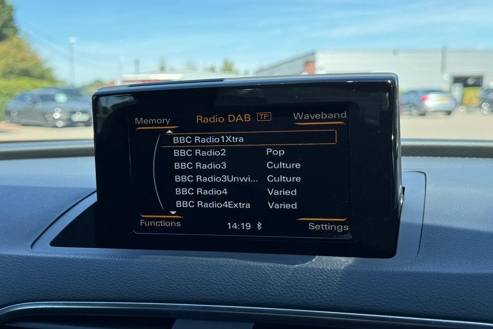 Audi Q3 thumbnail image number 10
