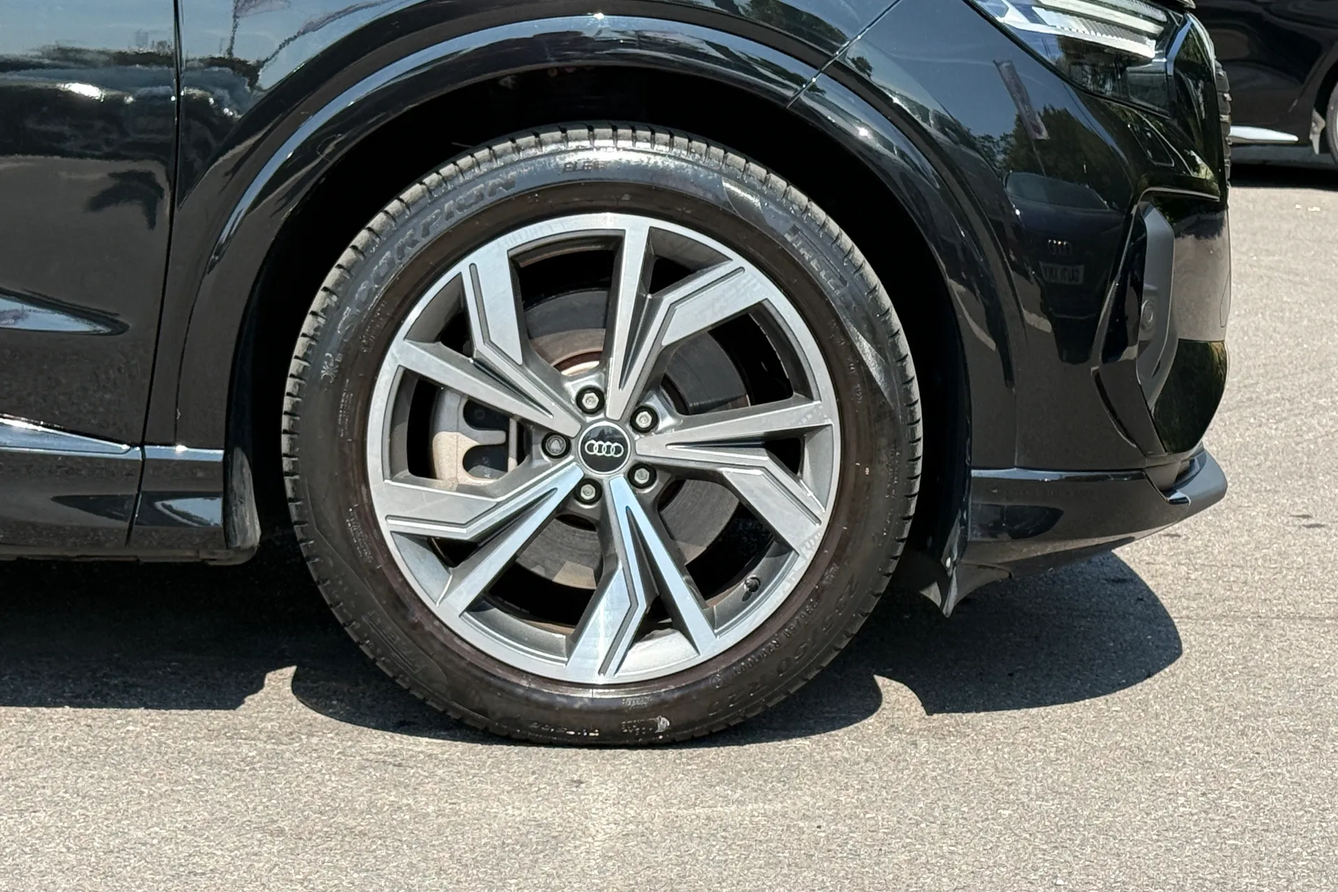 Audi Q4 thumbnail image number 16