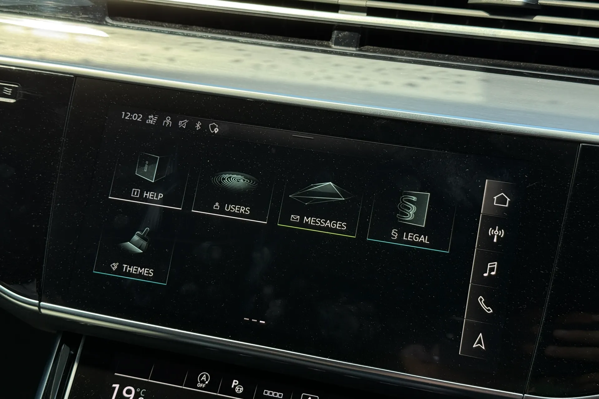 Audi A8 thumbnail image number 19