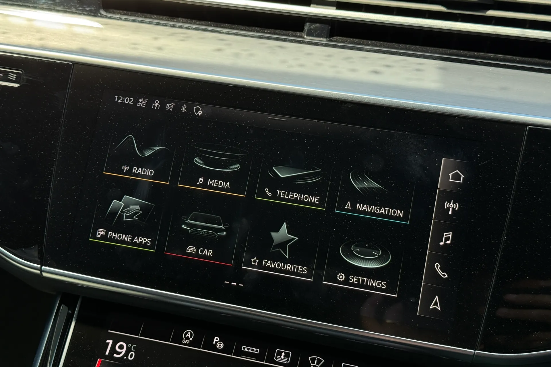 Audi A8 thumbnail image number 18