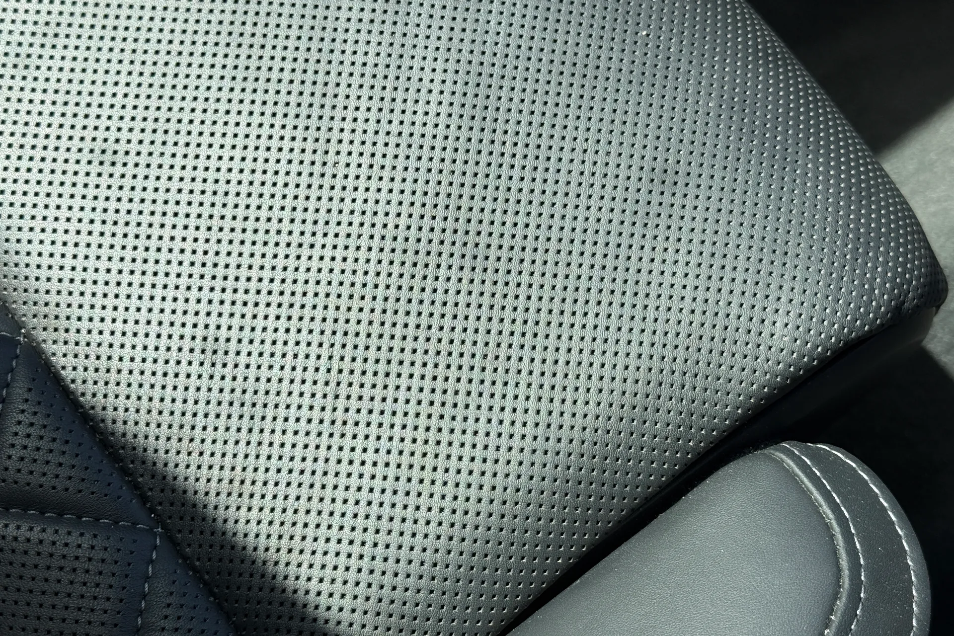 Audi A8 thumbnail image number 28