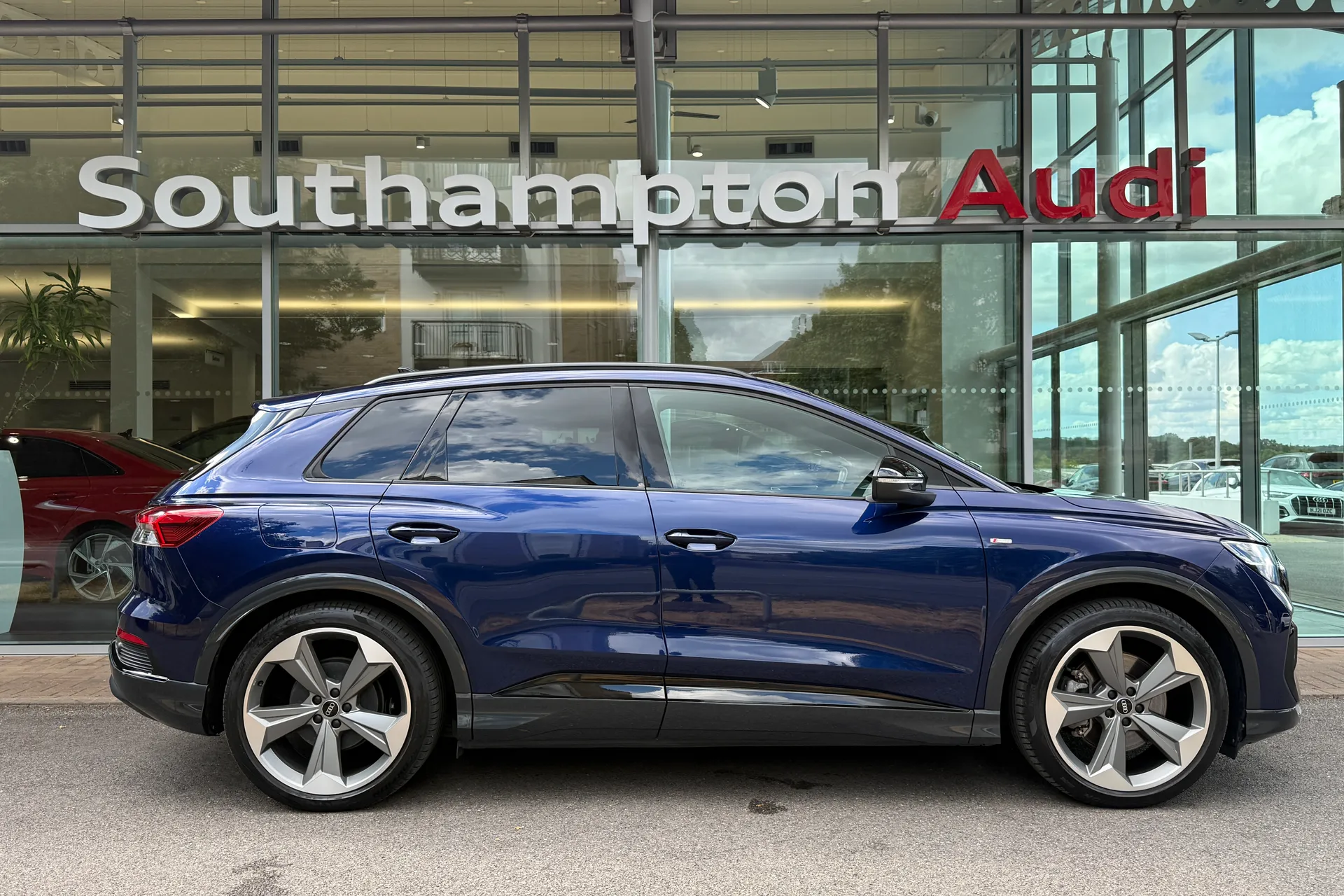 Audi Q4 thumbnail image number 4