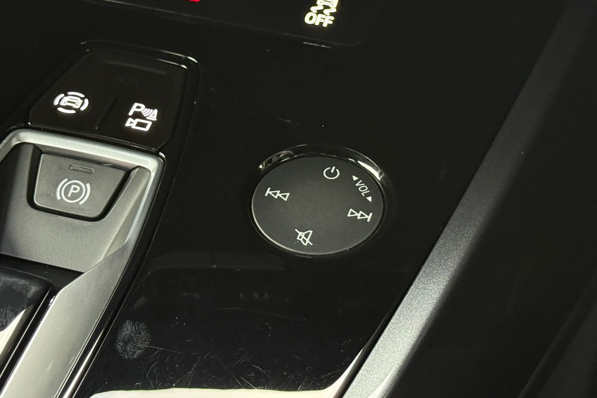 Audi Q4 thumbnail image number 26