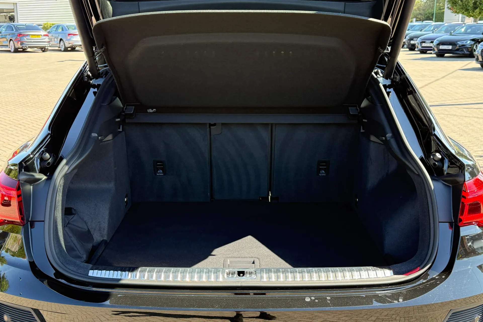 Audi Q3 thumbnail image number 32