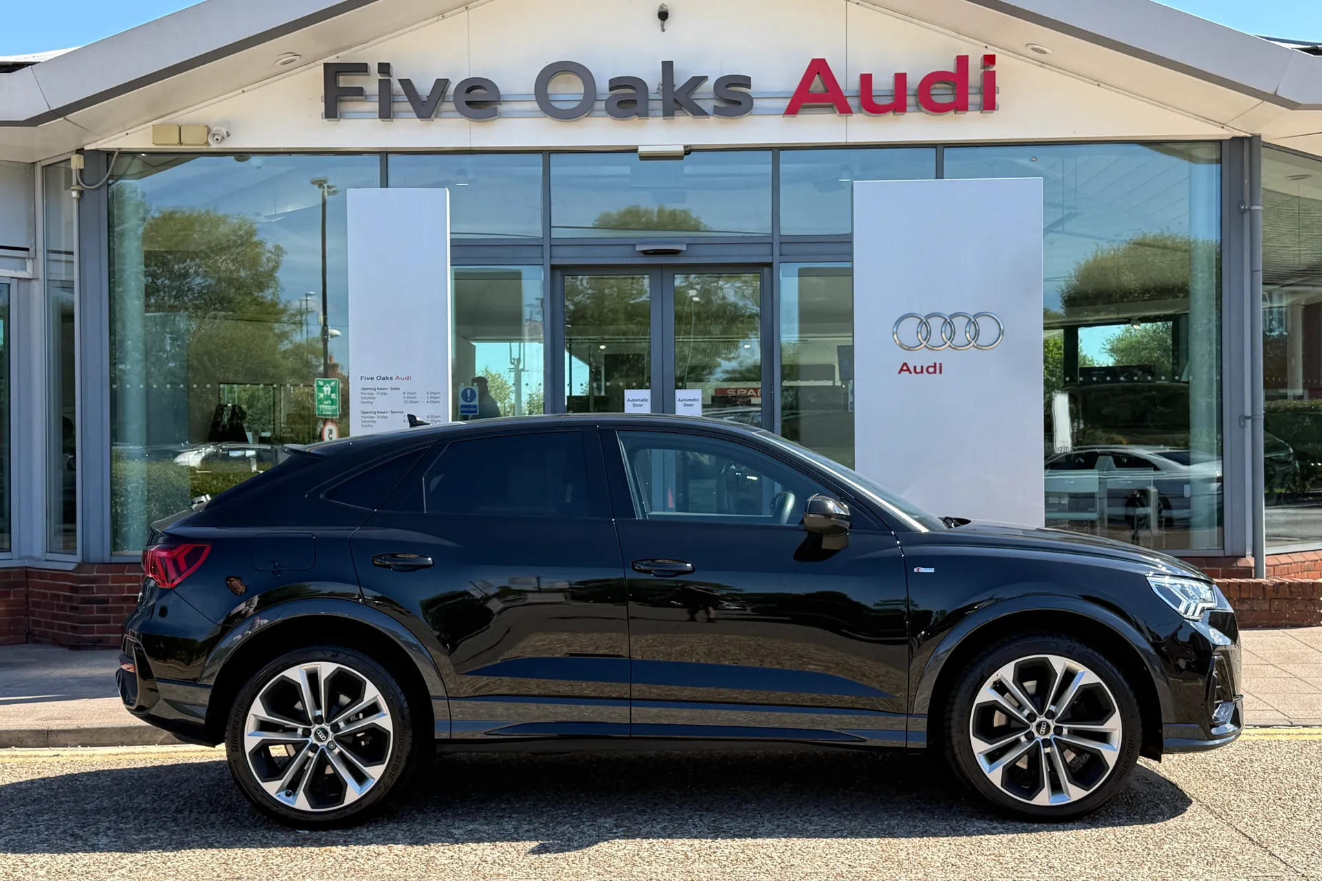 Audi Q3 thumbnail image number 2