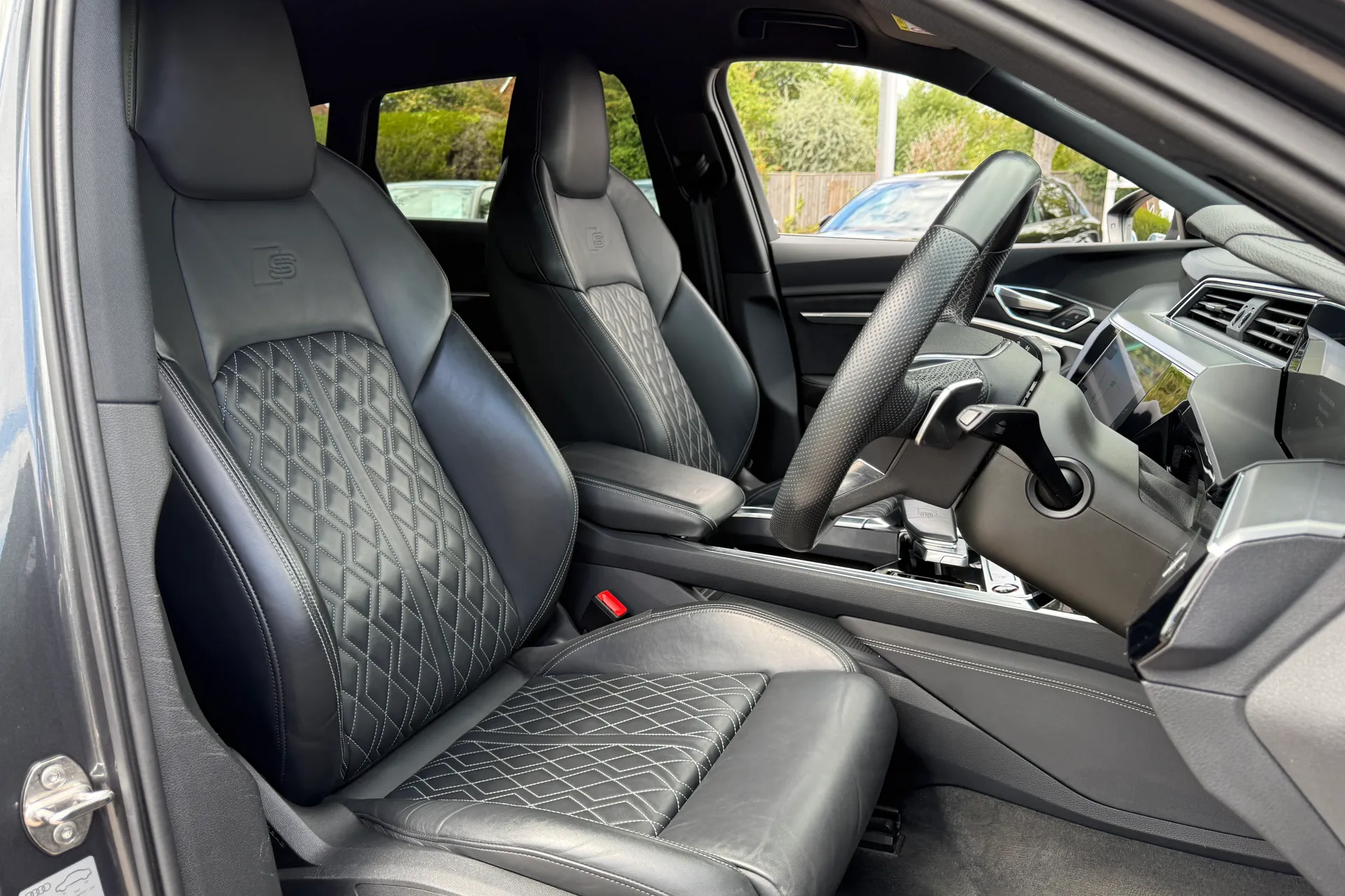 Audi e-tron thumbnail image number 32