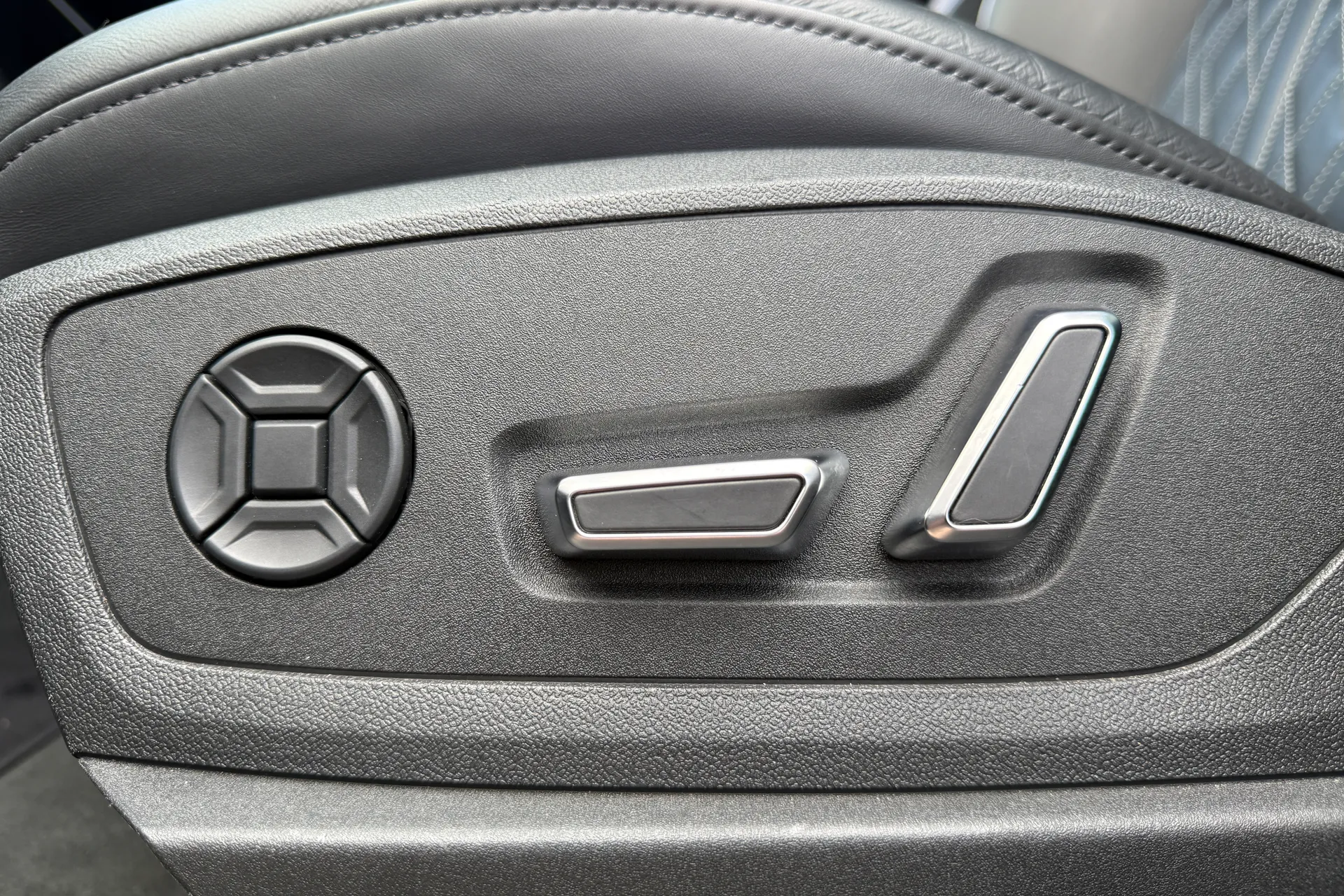 Audi e-tron thumbnail image number 21