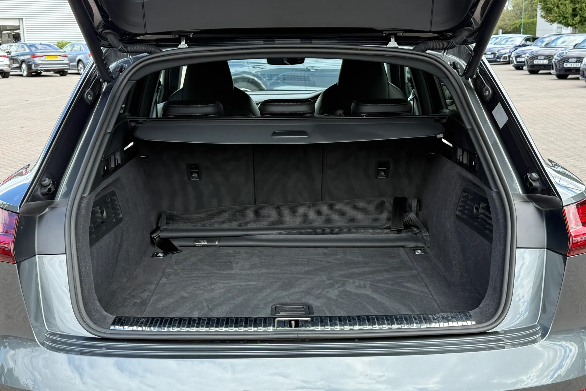 Audi e-tron thumbnail image number 40
