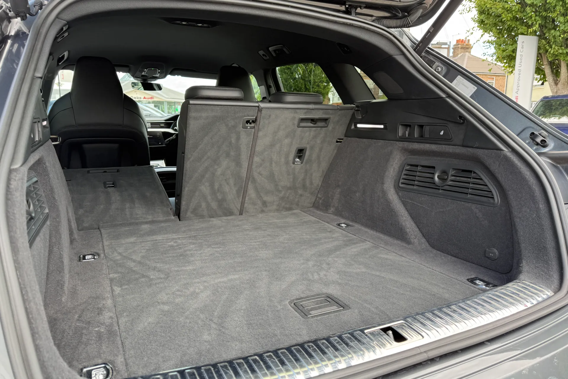 Audi e-tron thumbnail image number 41