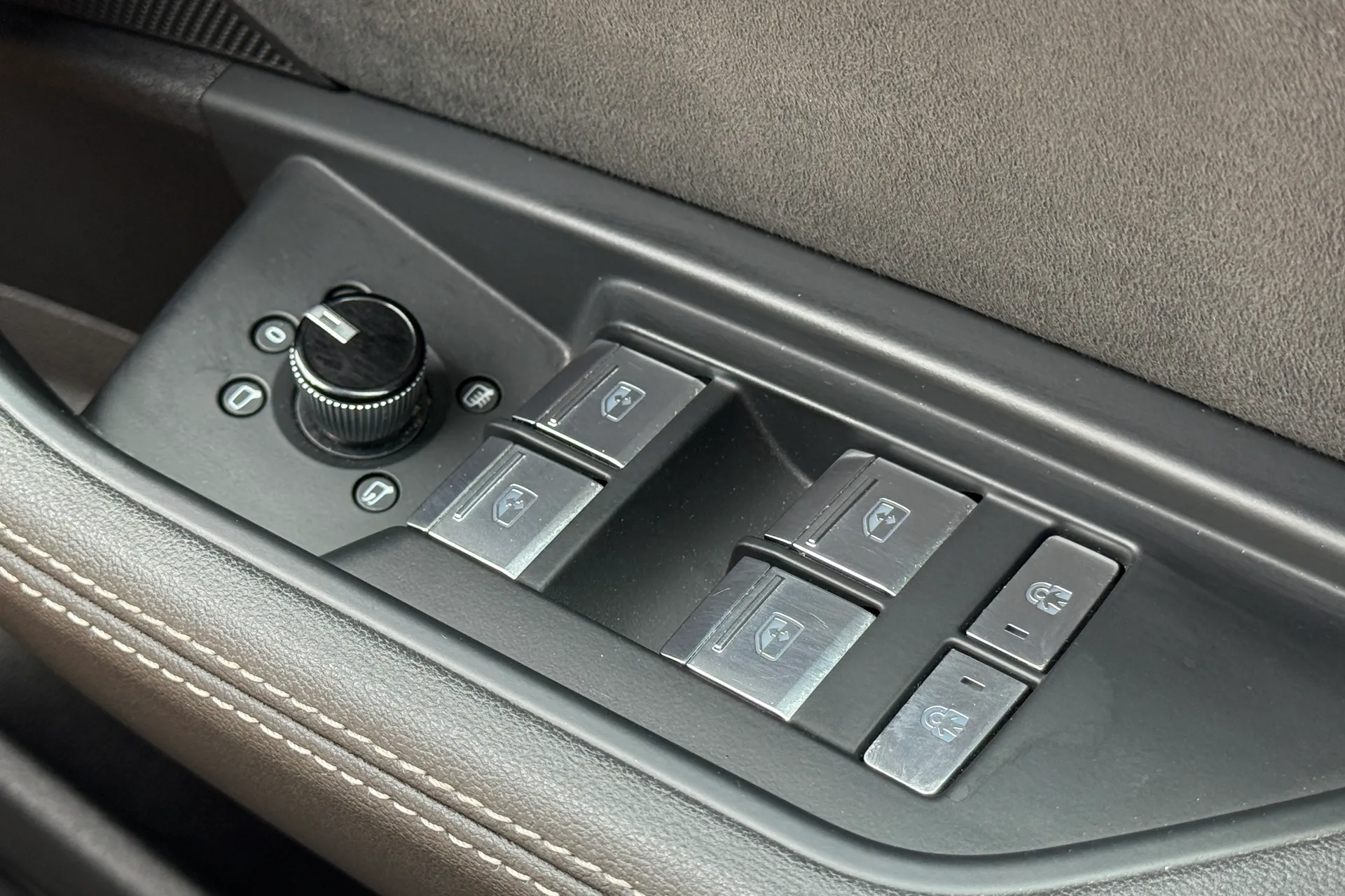 Audi e-tron thumbnail image number 24