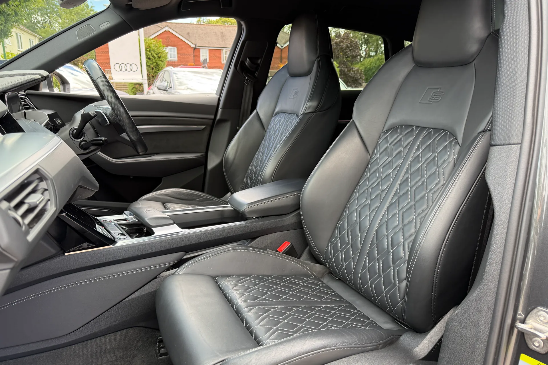 Audi e-tron thumbnail image number 35