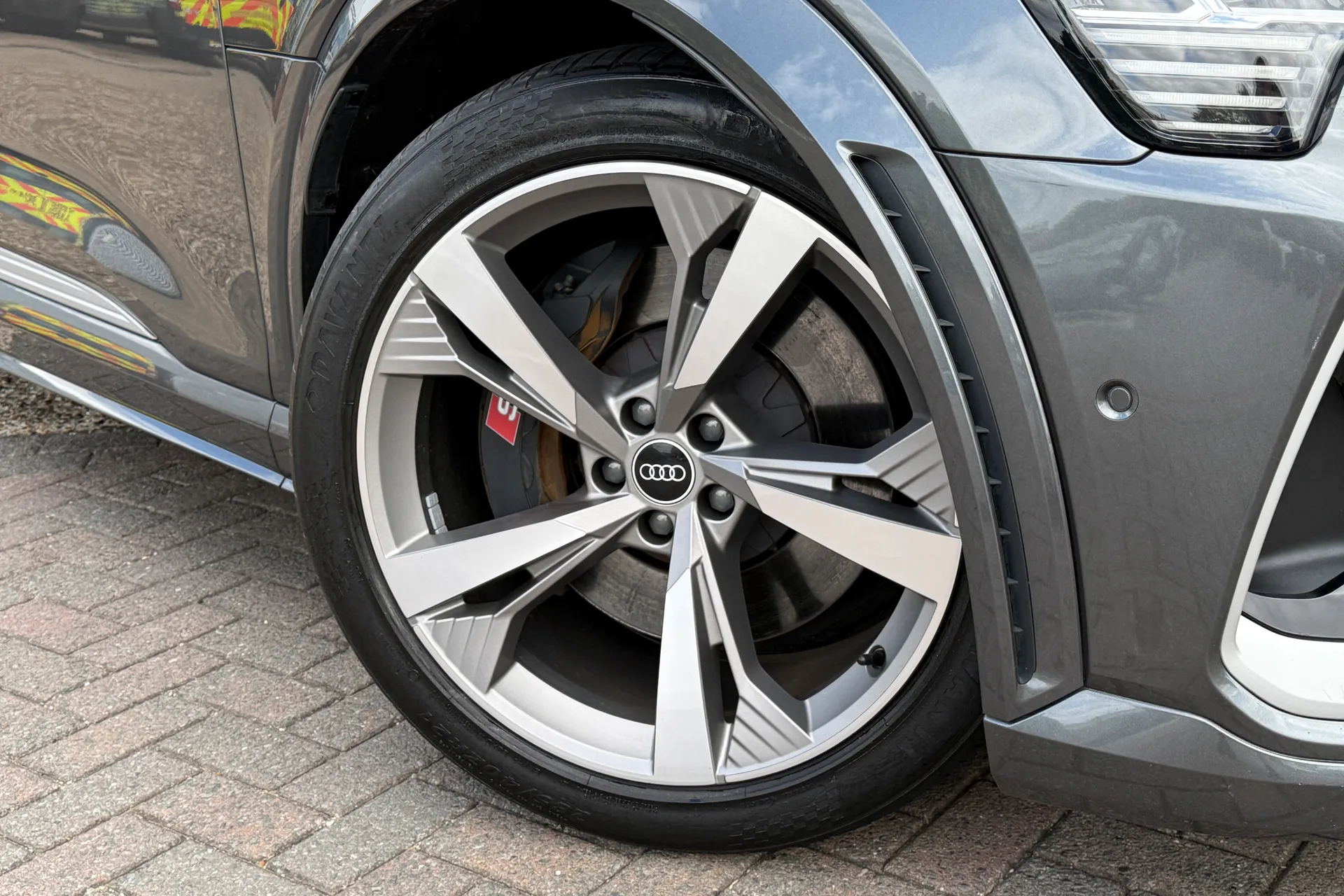 Audi e-tron thumbnail image number 7