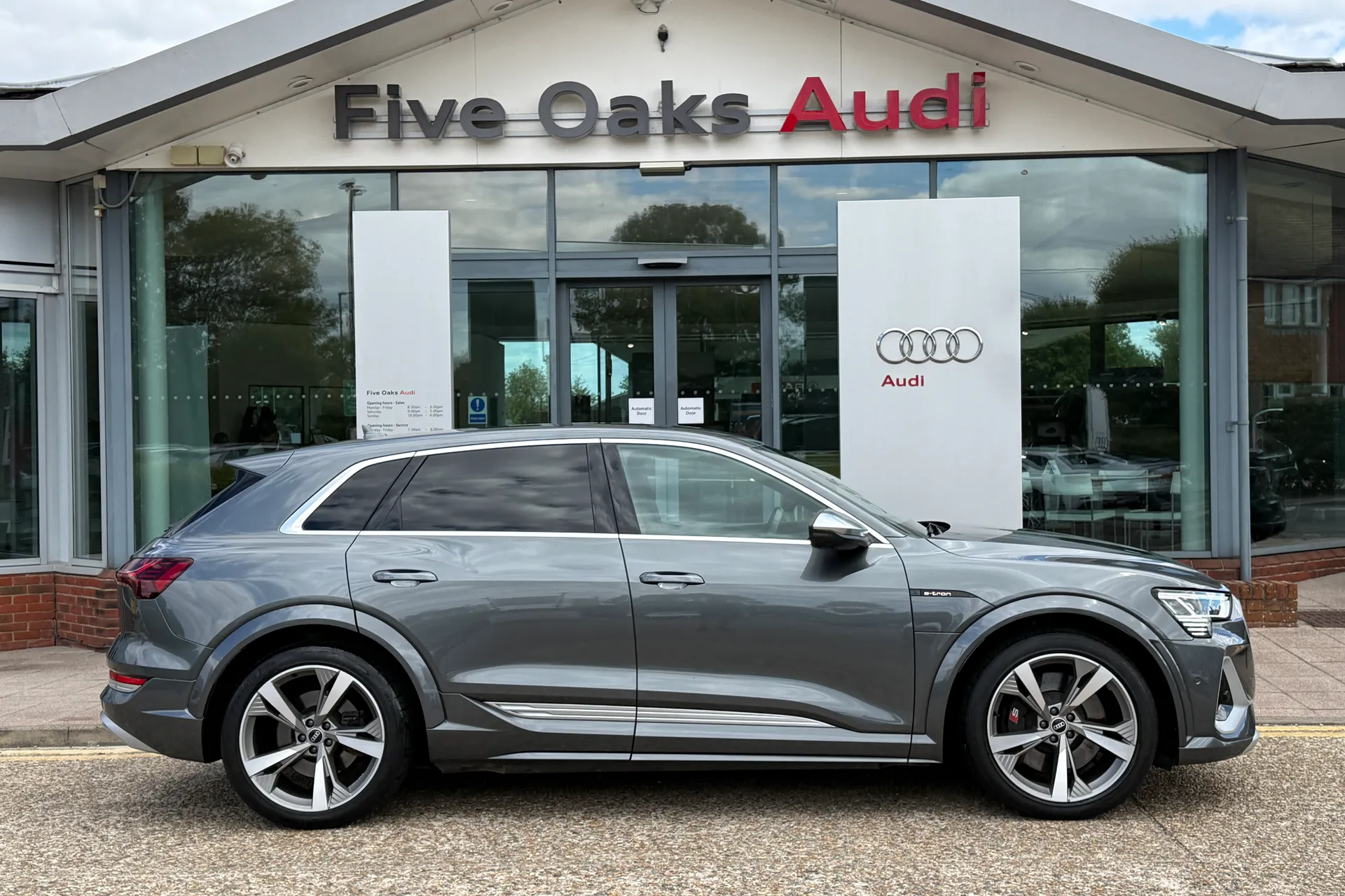 Audi e-tron thumbnail image number 2