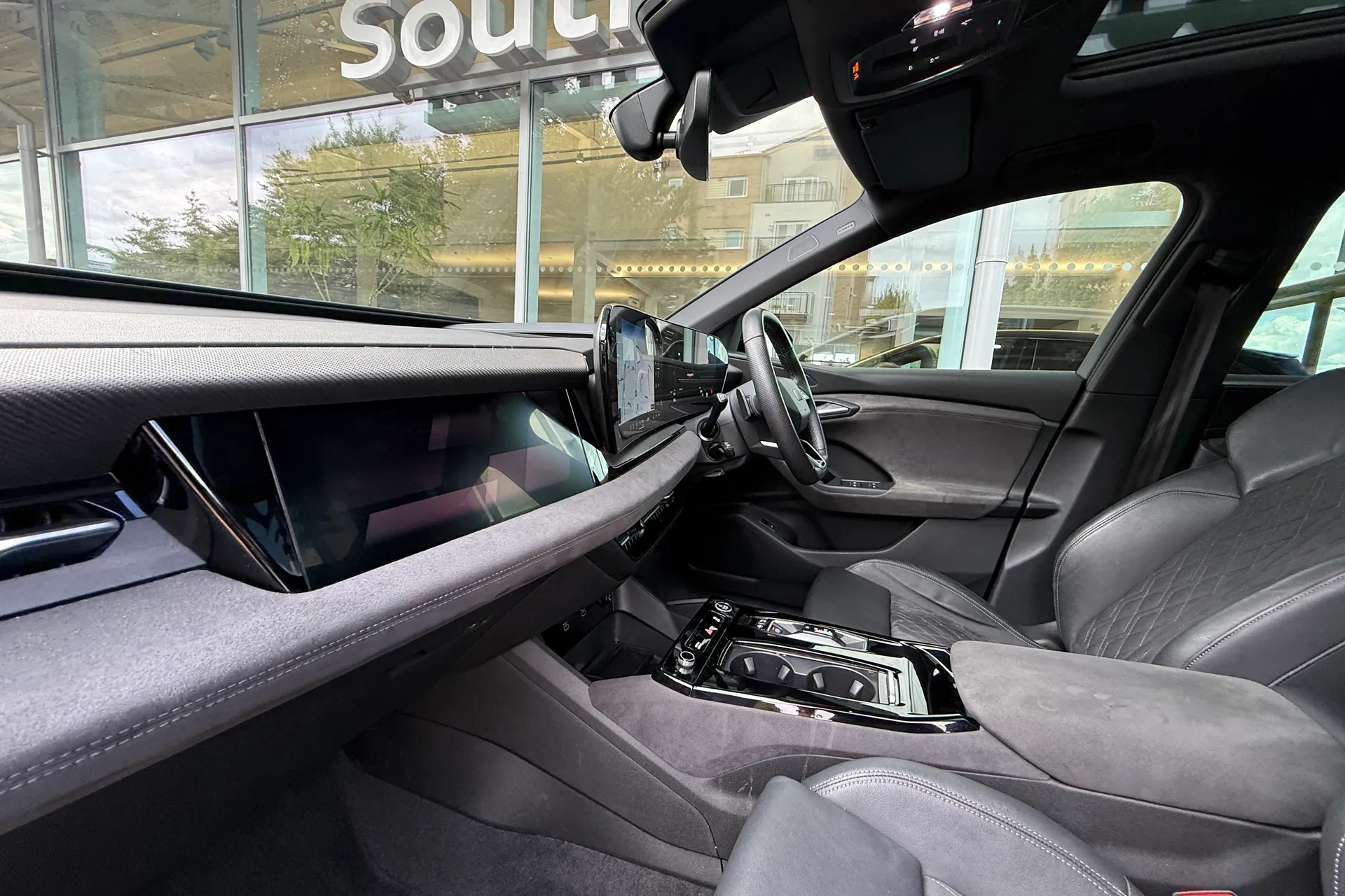 Audi Q6 thumbnail image number 2