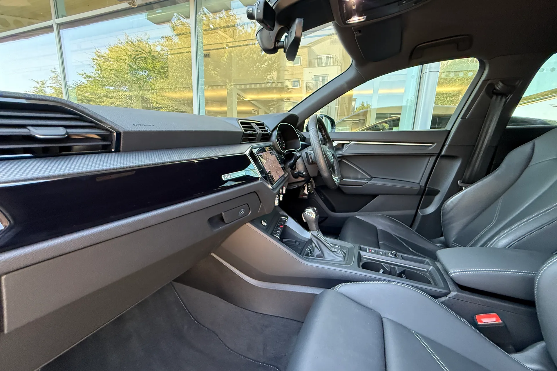 Audi Q3 thumbnail image number 2