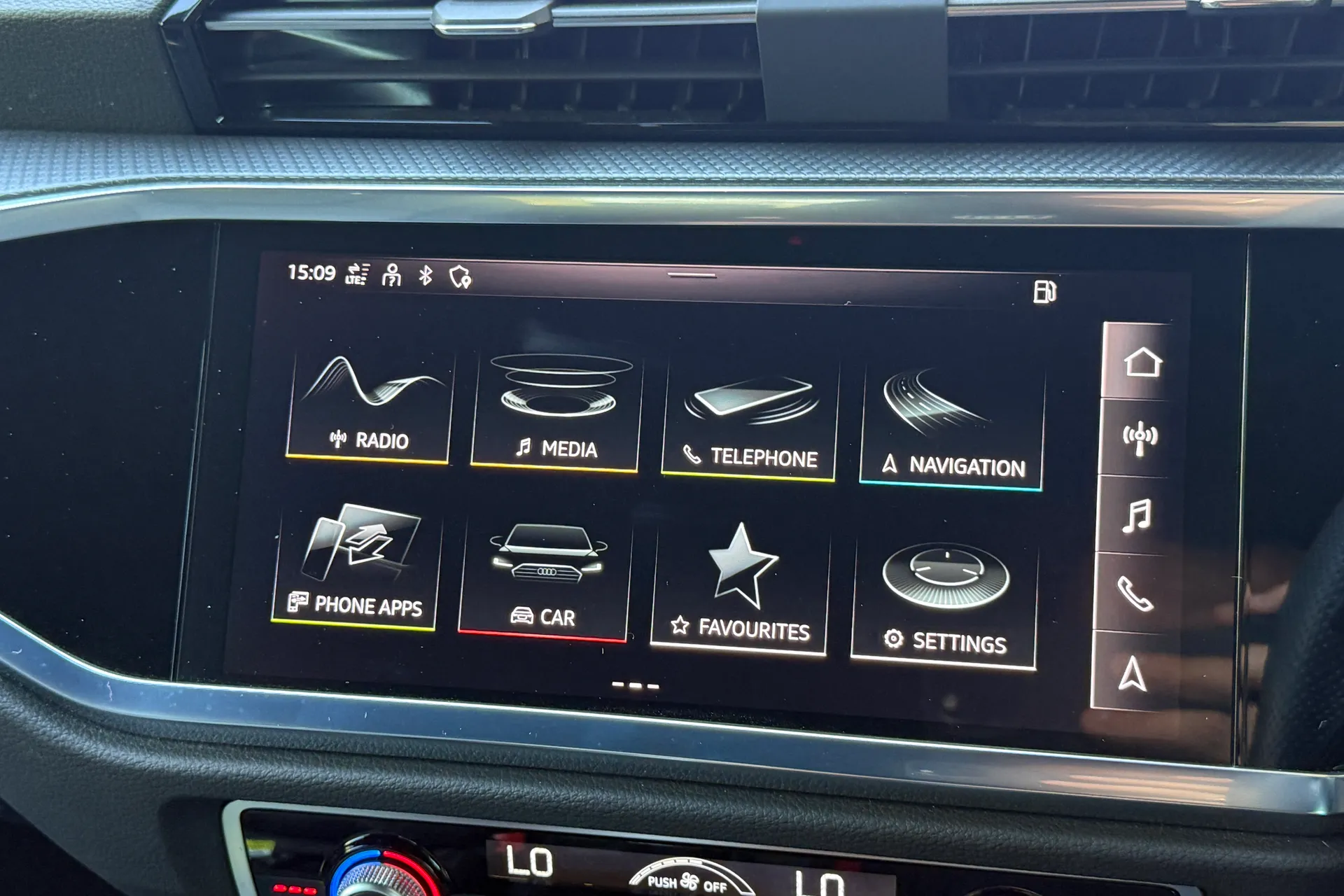 Audi Q3 thumbnail image number 25