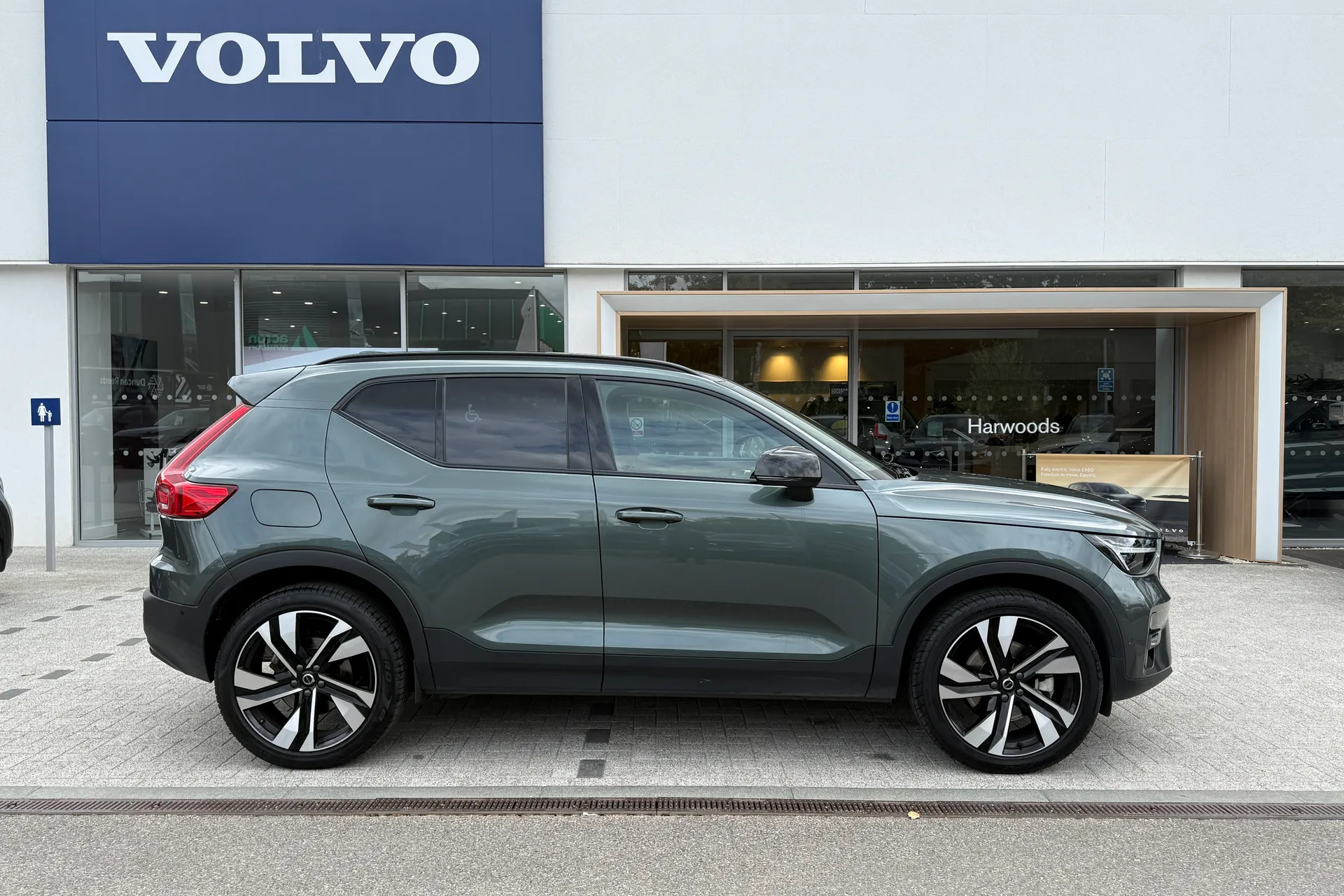 Volvo XC40 thumbnail image number 2