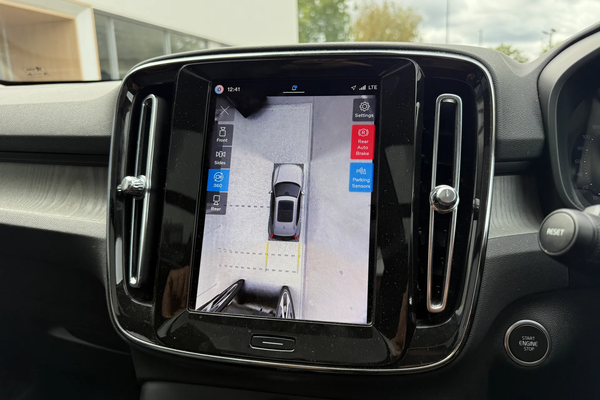 Volvo XC40 thumbnail image number 4