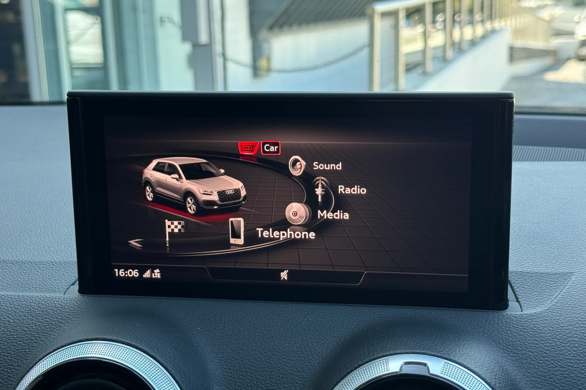 Audi Q2 thumbnail image number 28