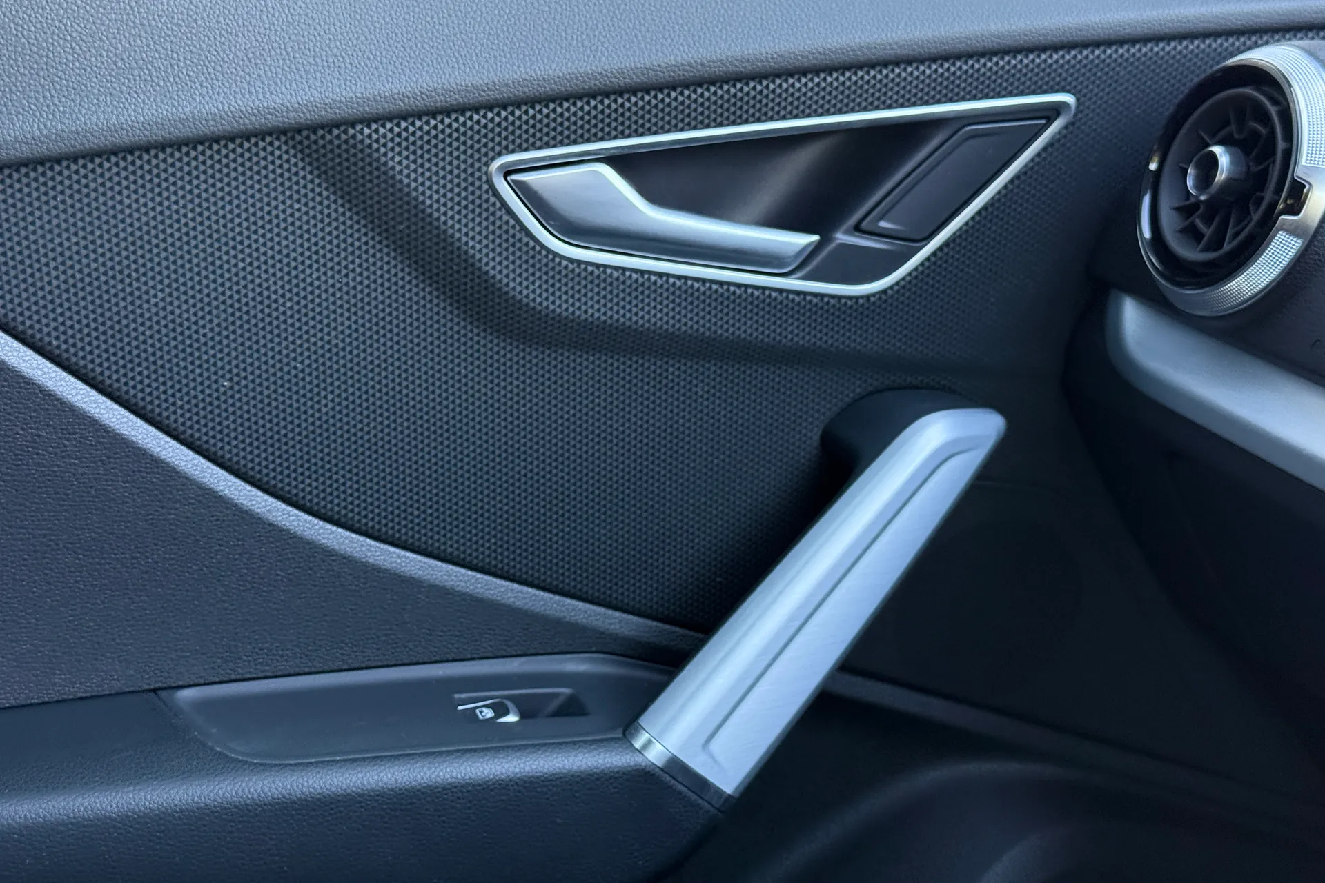Audi Q2 thumbnail image number 19