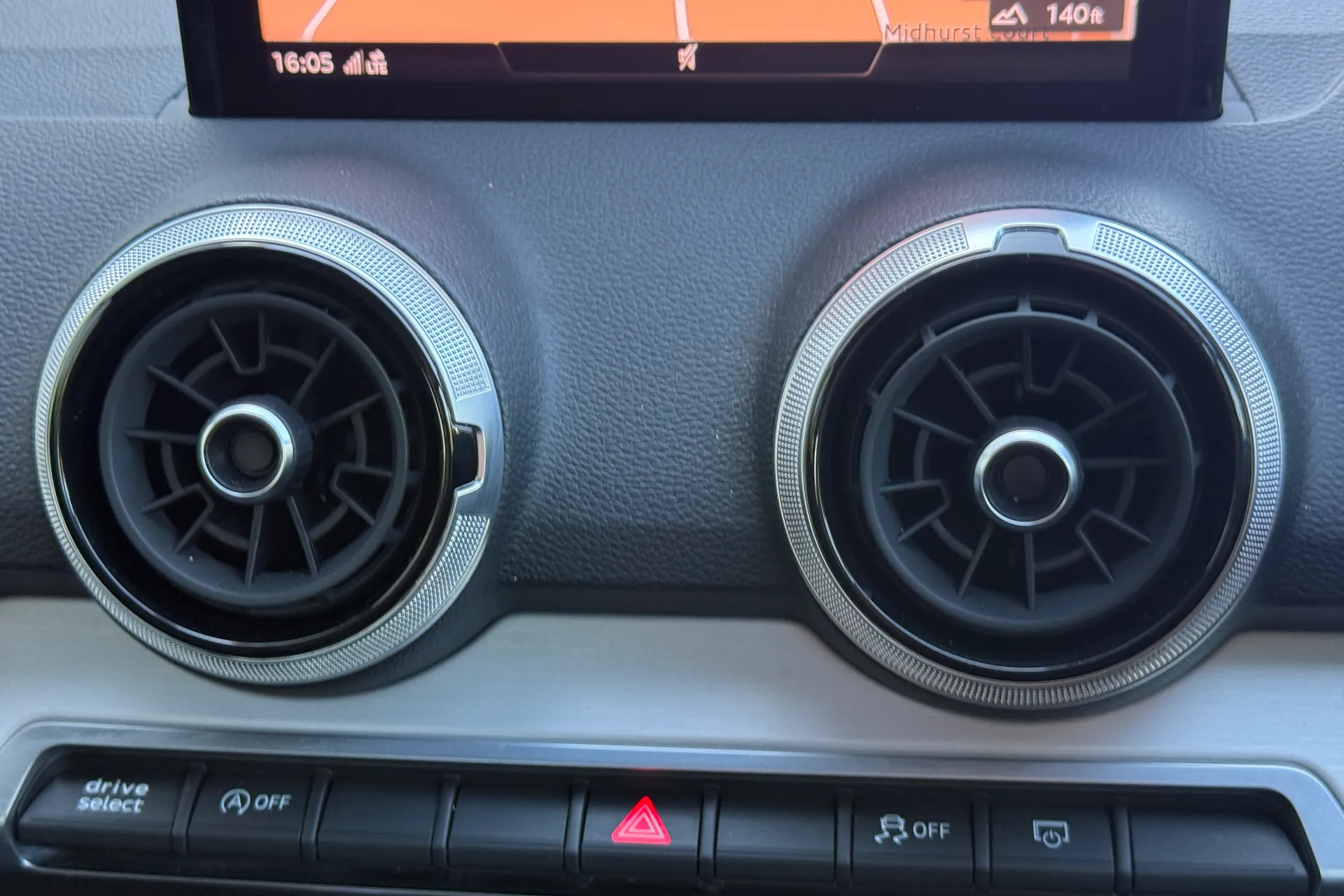 Audi Q2 thumbnail image number 16