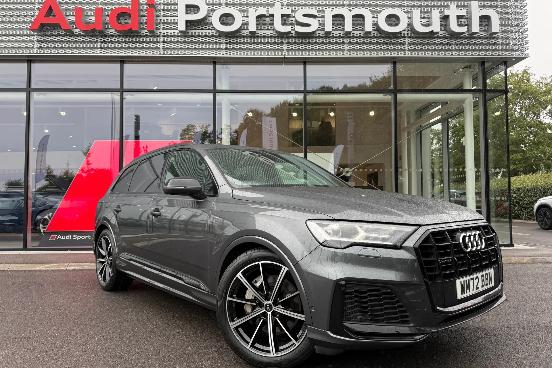 Audi Q7 focused image