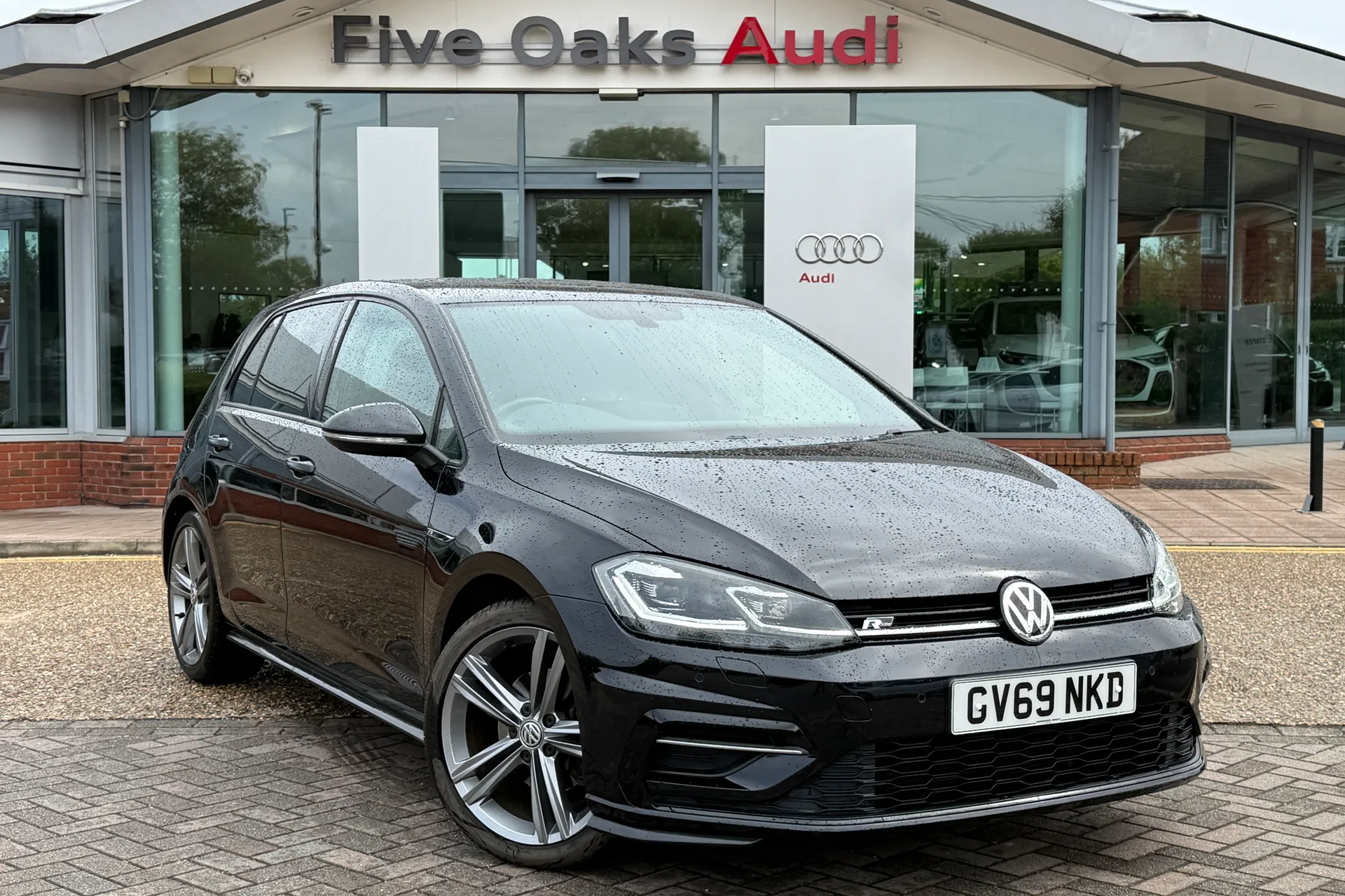 VOLKSWAGEN GOLF focused image