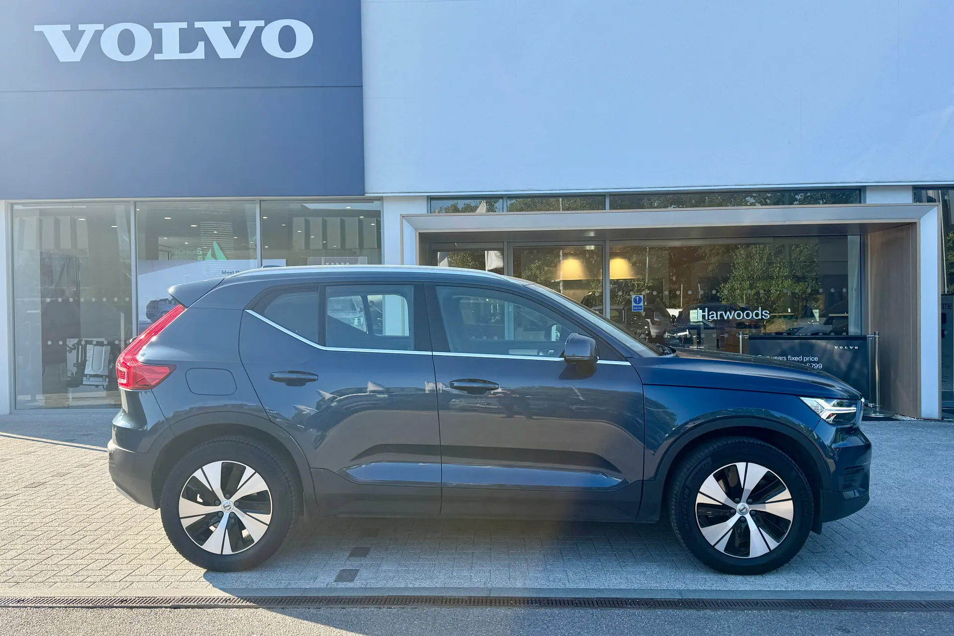 Volvo XC40 thumbnail image number 2