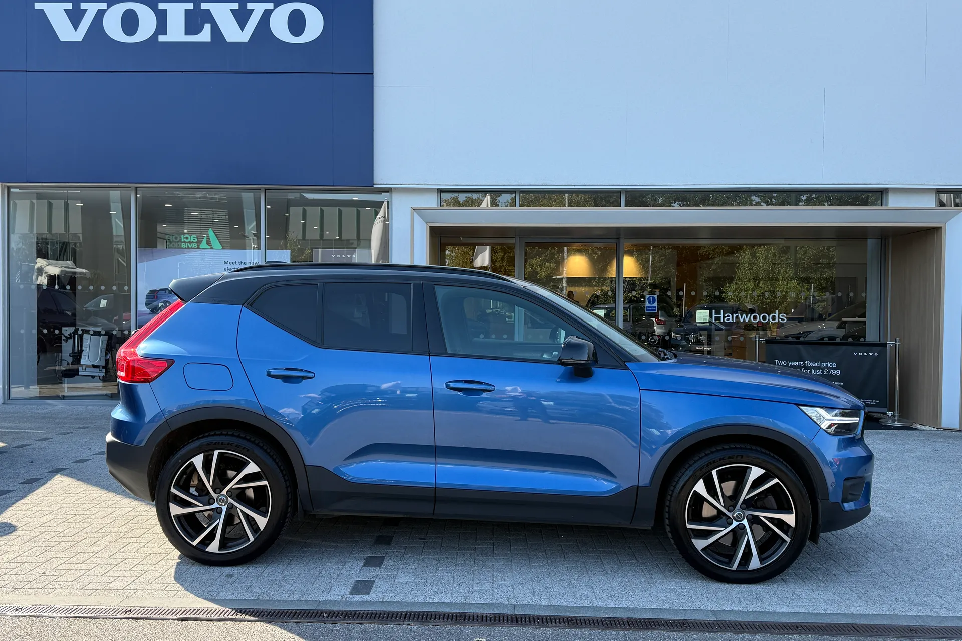Volvo XC40 thumbnail image number 2