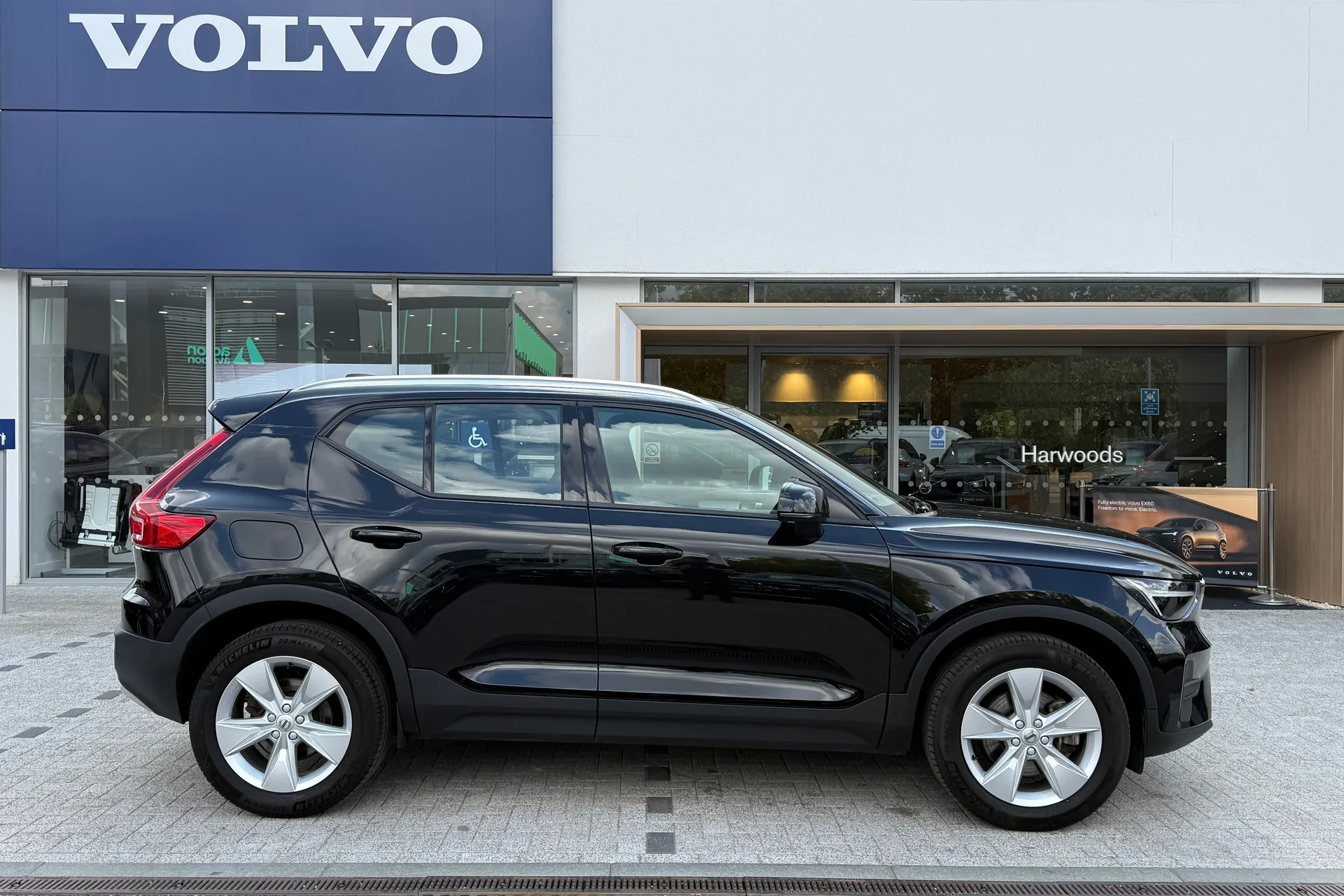 Volvo XC40 thumbnail image number 2