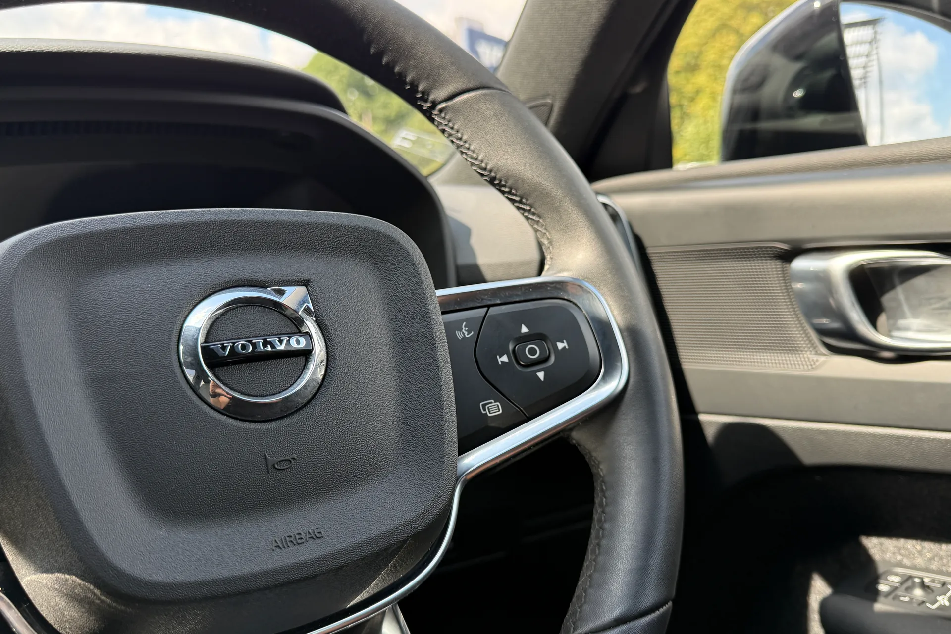 Volvo XC40 thumbnail image number 35