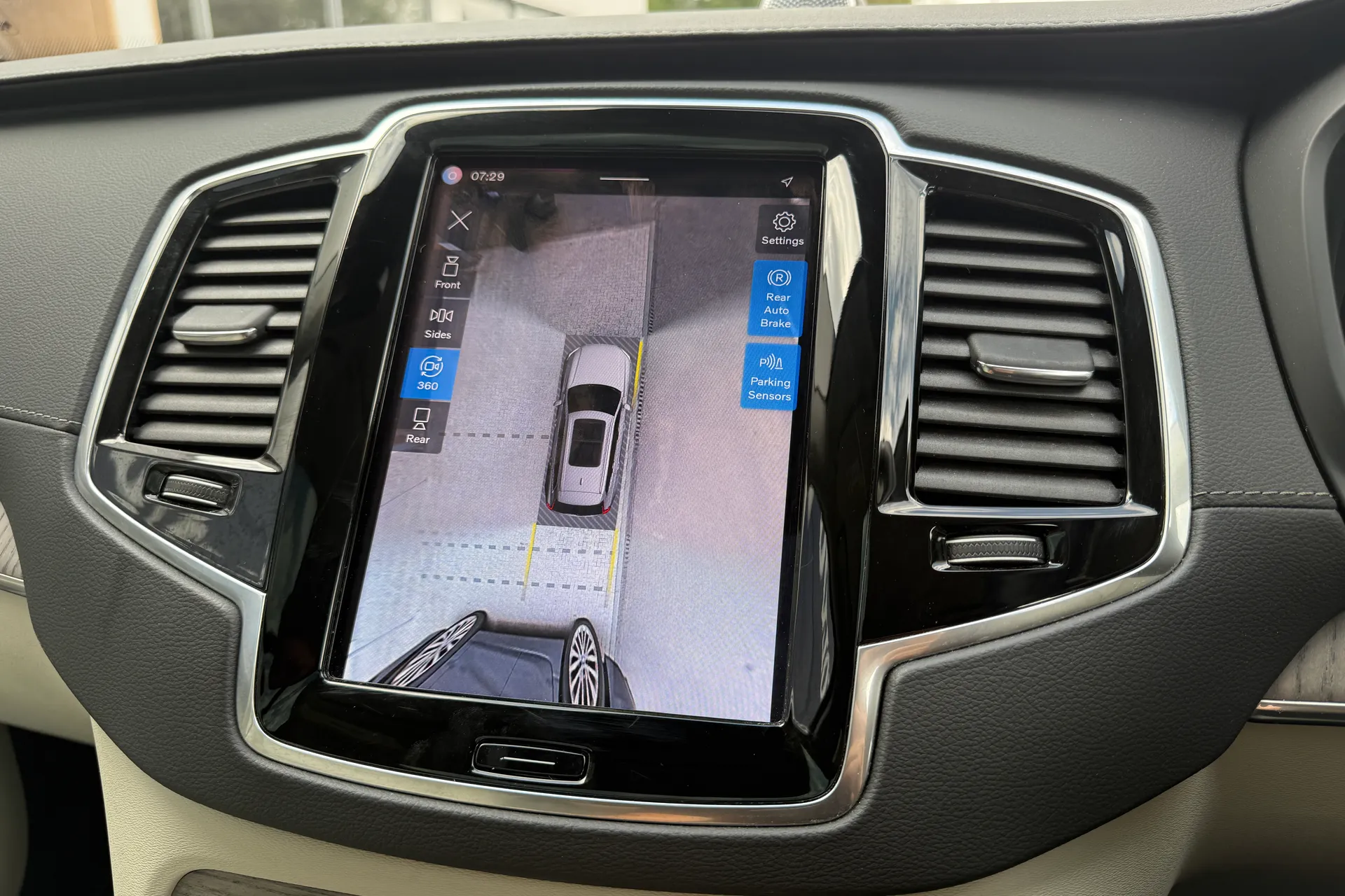Volvo XC90 thumbnail image number 4
