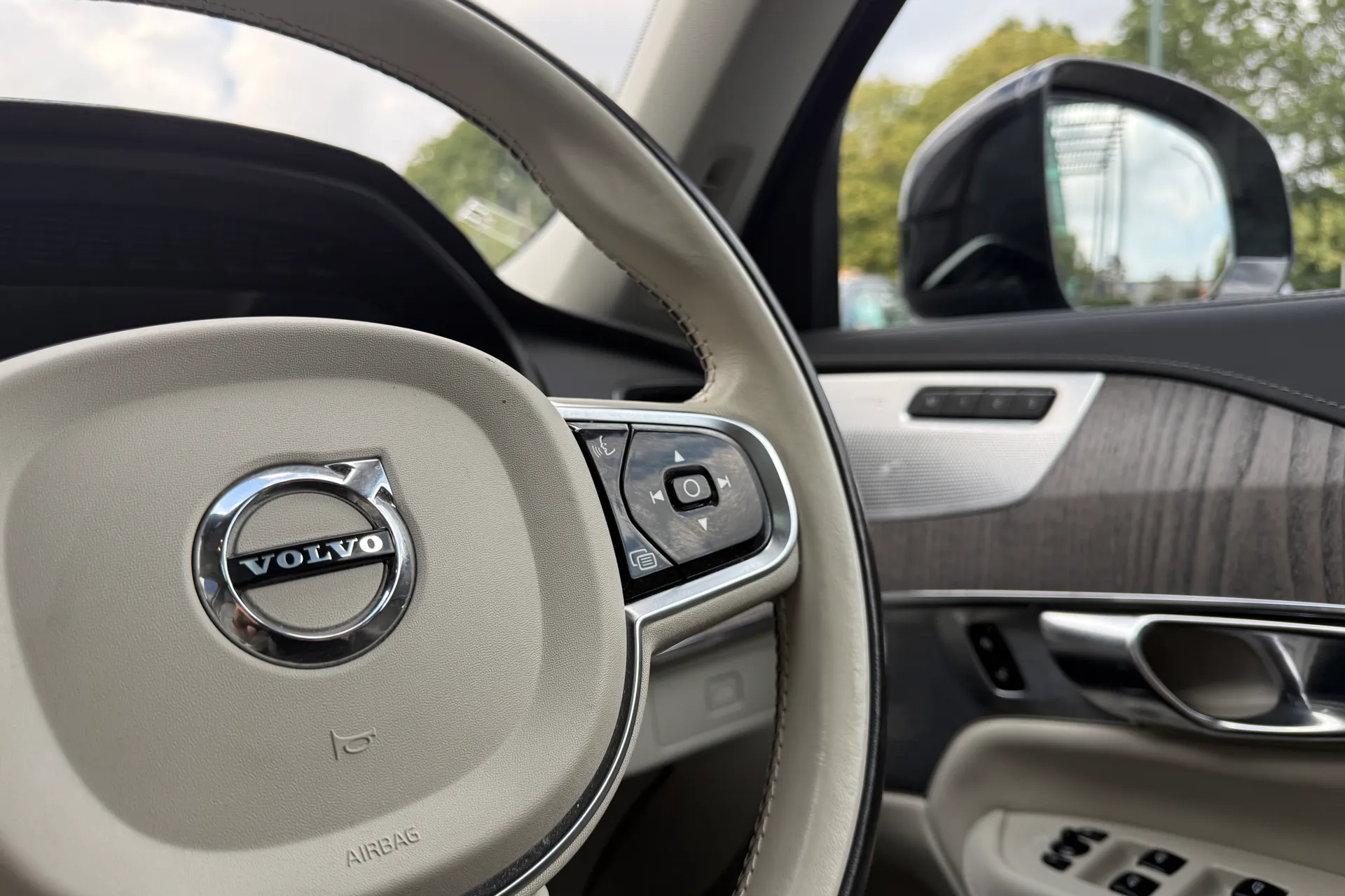 Volvo XC90 thumbnail image number 36