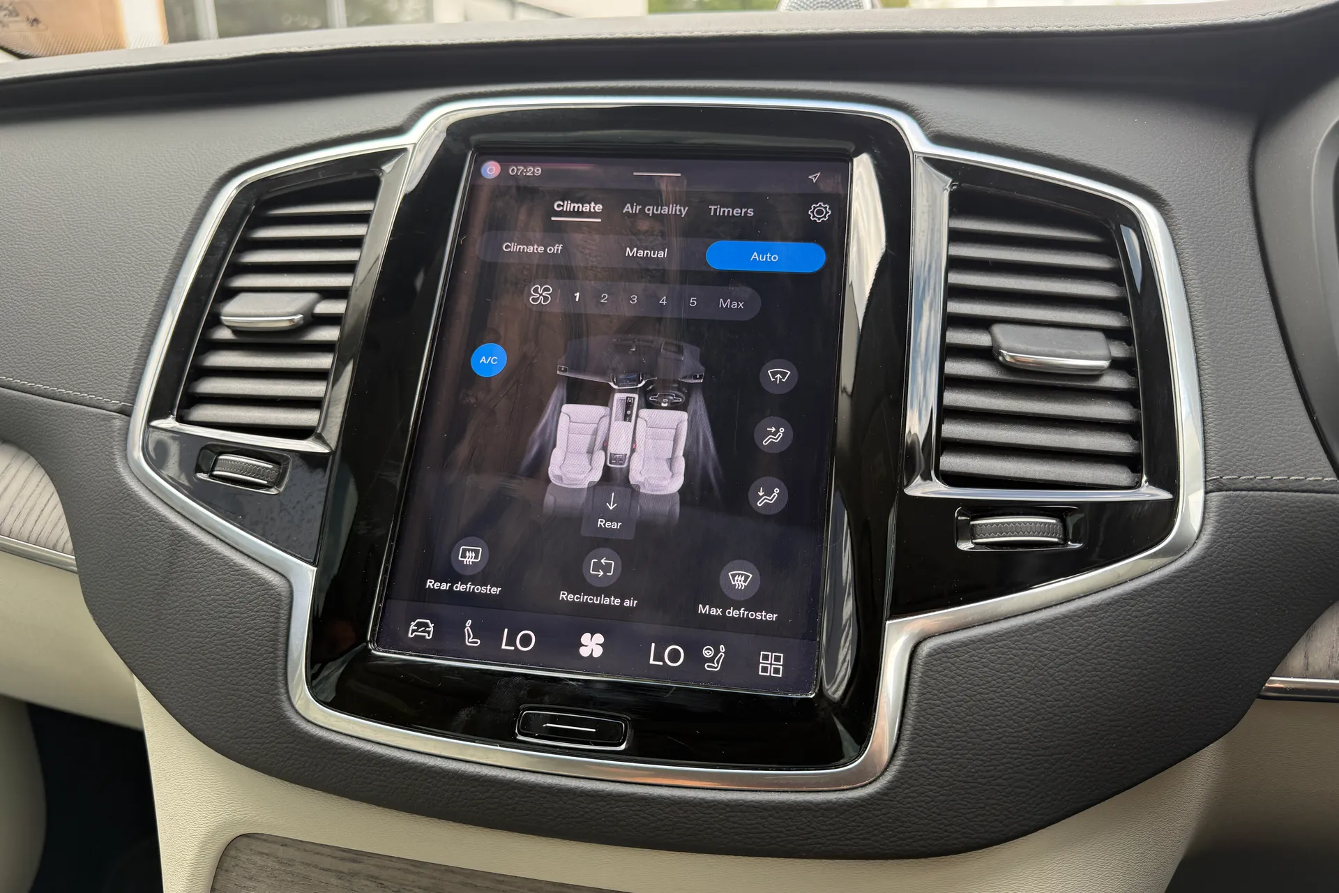 Volvo XC90 thumbnail image number 37