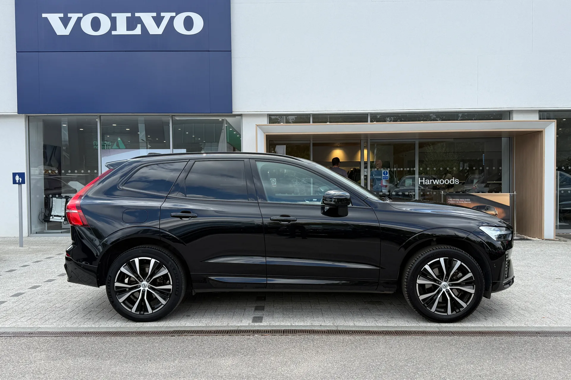 Volvo XC60 thumbnail image number 2