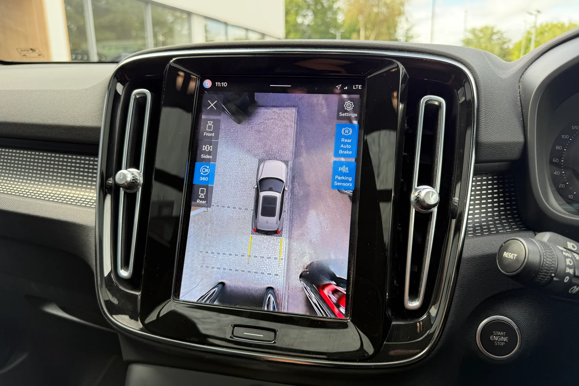 Volvo XC40 thumbnail image number 4