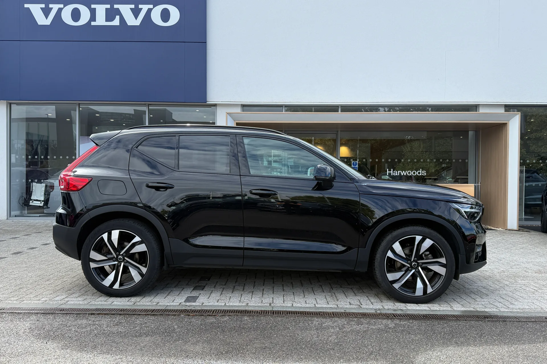 Volvo XC40 thumbnail image number 2