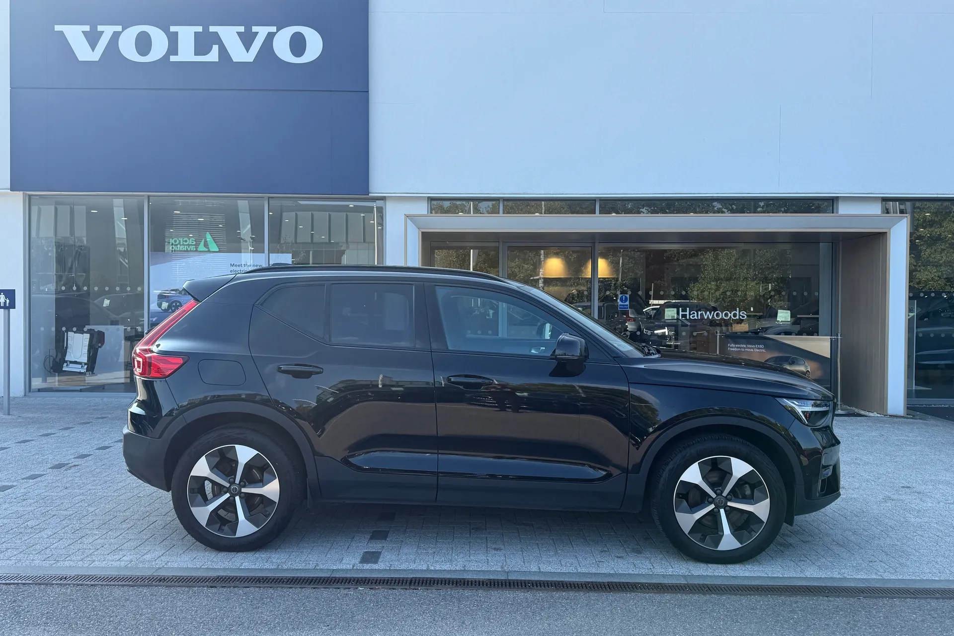 Volvo XC40 thumbnail image number 2