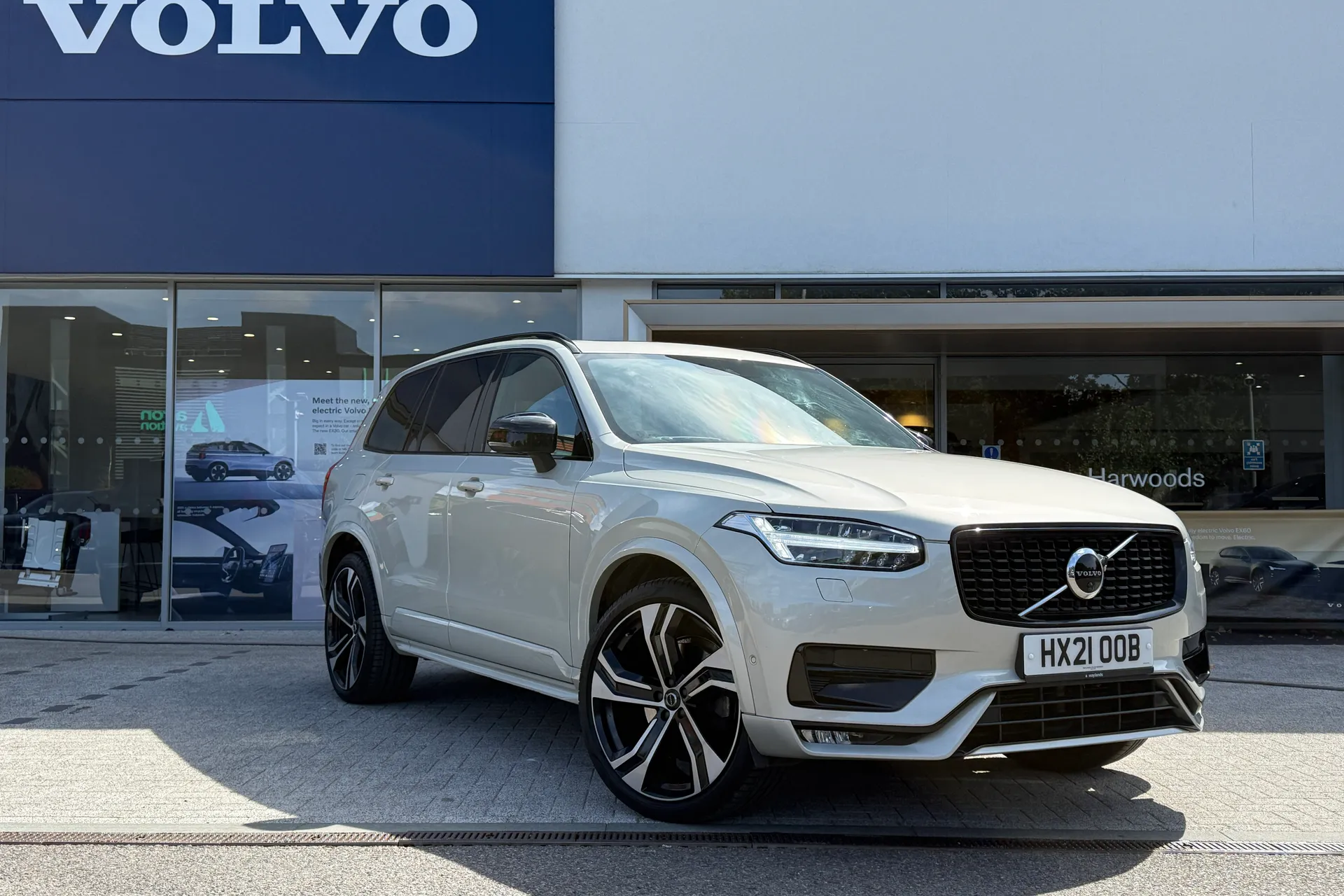 Volvo XC90 focused image